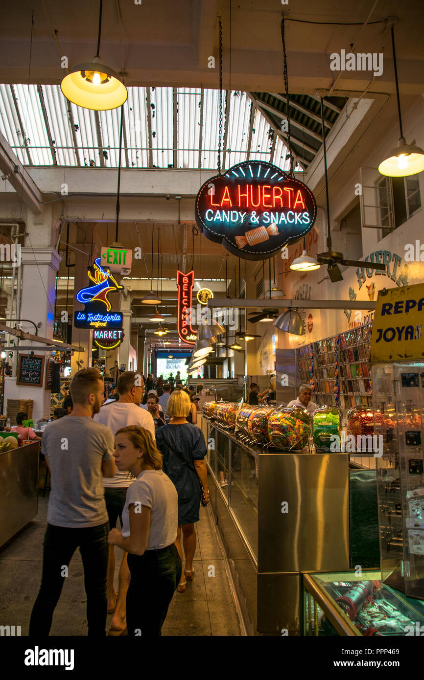 Menschenmassen genießen Mittagessen im Grand Central Market in der Innenstadt von Los Angeles, Kalifornien Stockfoto