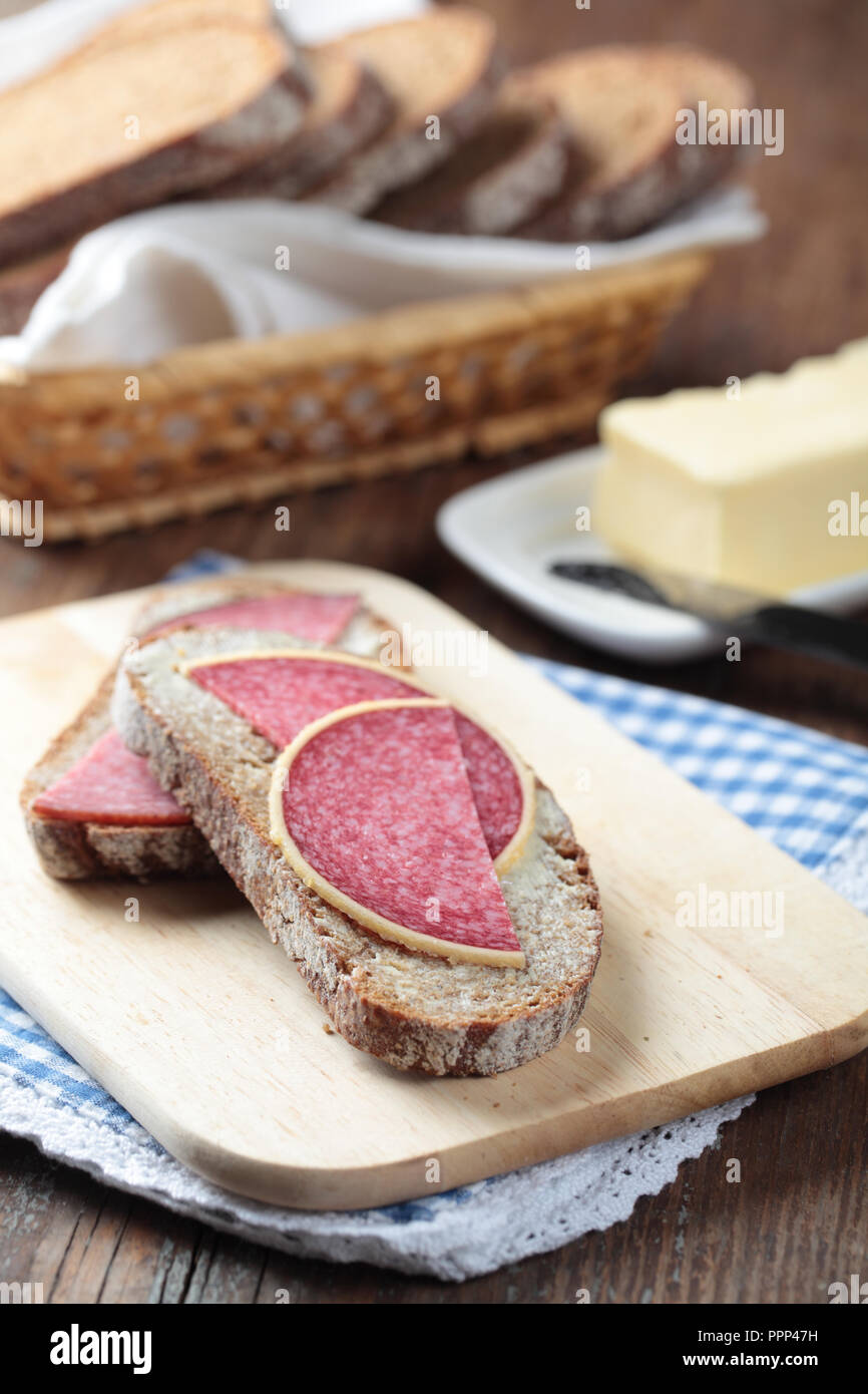 Offene Sandwiches mit deutscher Parmesan-Salami und Butter Stockfoto