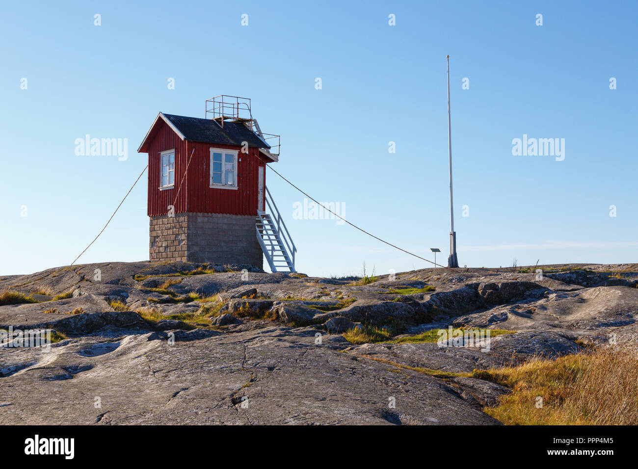 Pilot Lookout an Käringön kleine rote Haus auf Fels Stockfoto
