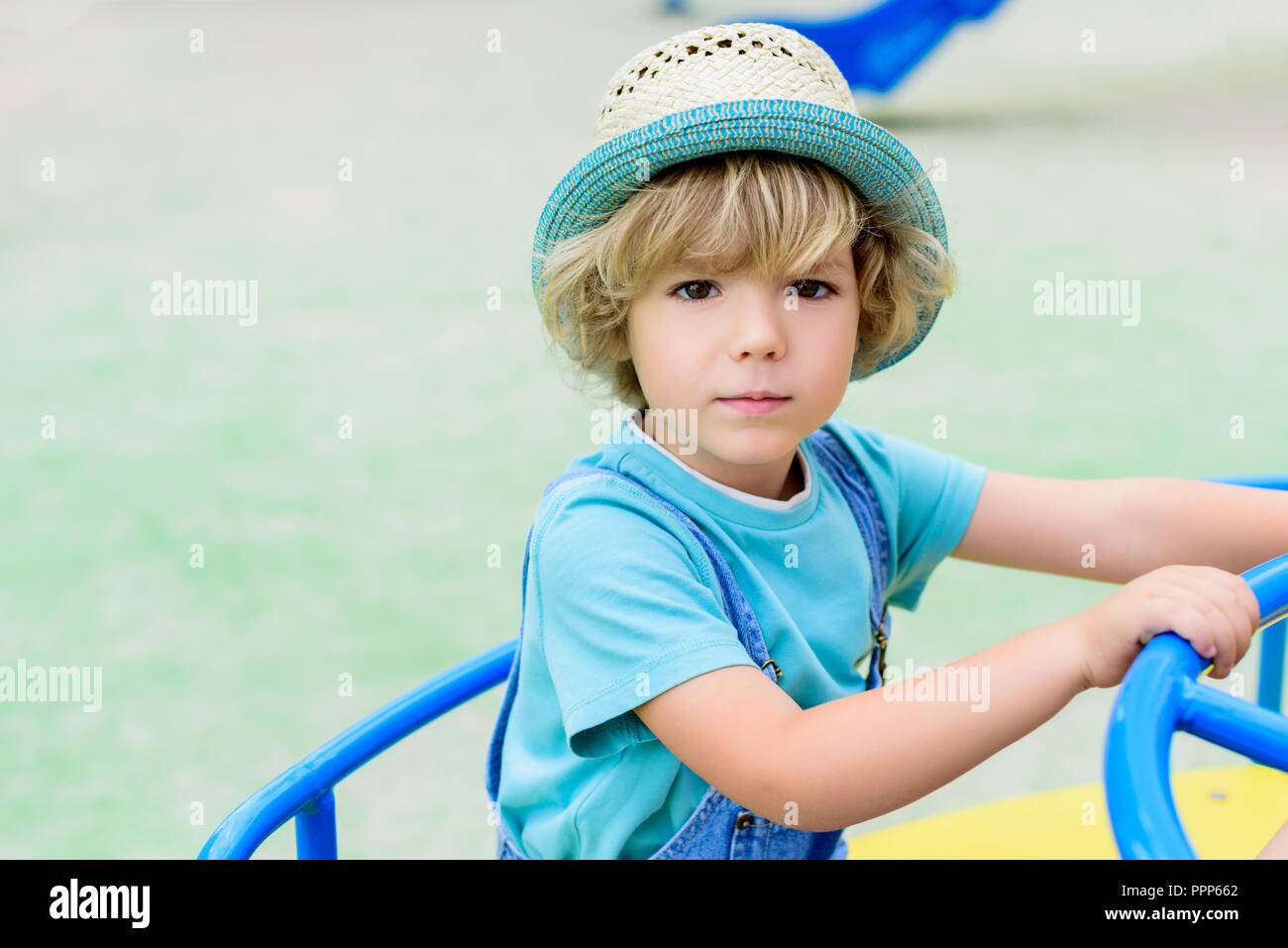 Selektiver Fokus der entzückenden kleinen Junge in Panama reiten auf Karussell am Spielplatz Stockfoto