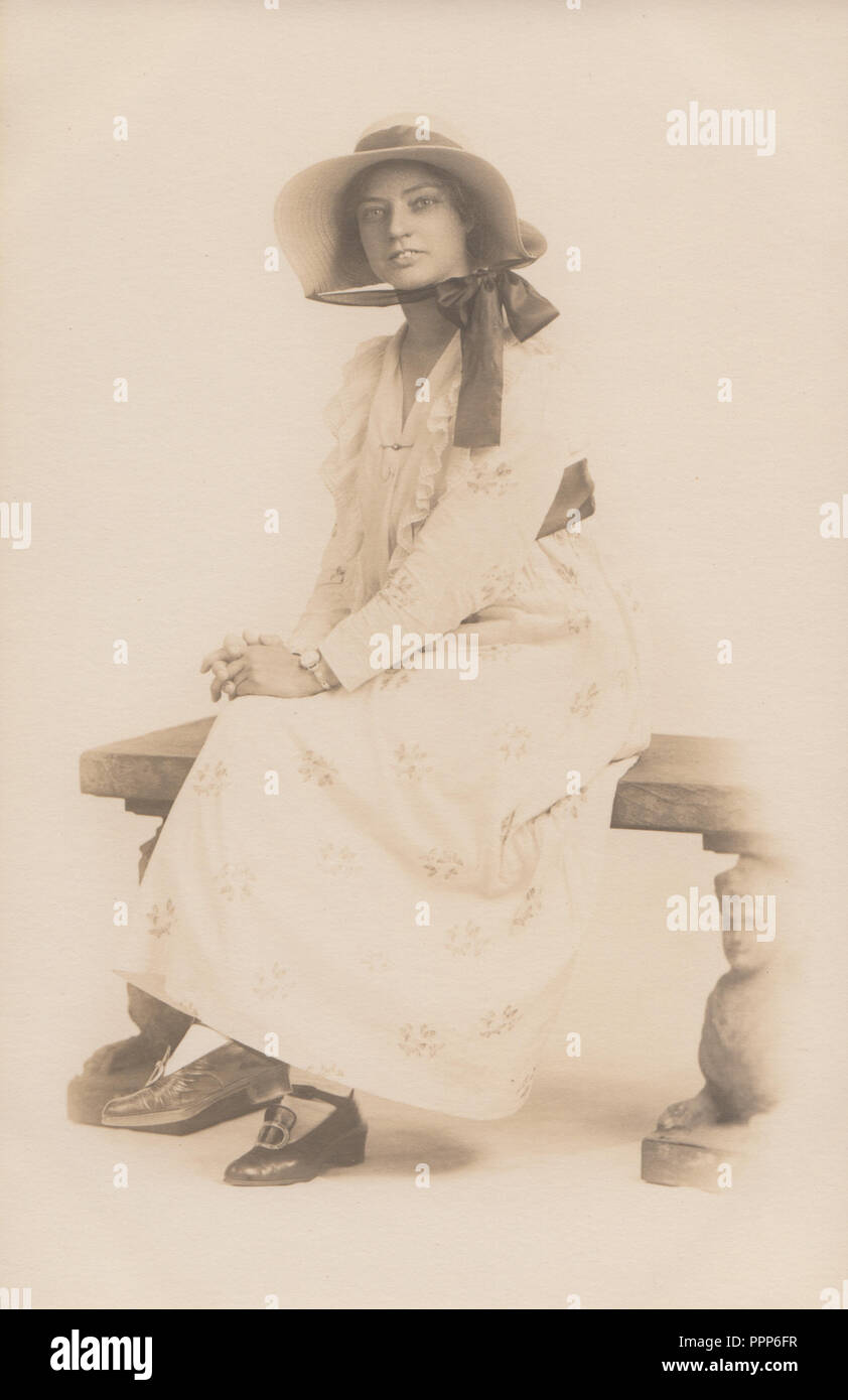 Vintage Foto einer Frau in einem gemusterten Kleid und Haube Stockfoto