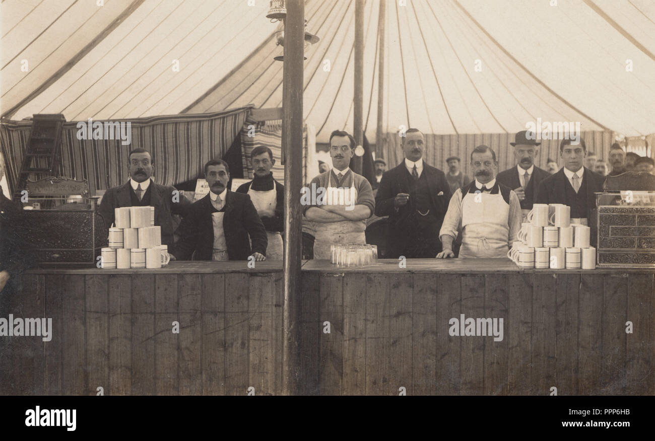 Vintage Aldershot, Hamsphire Foto zeigt eine Gruppe Männer Warten auf Getränke im Inneren des Zeltes oder Zelt. Stockfoto