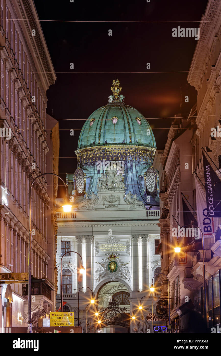 Wien, Österreich - 12. JULI 2015: Kohlmarkt mit Hofburg in der Innenstadt von Wien in Österreich Komplexe Stockfoto