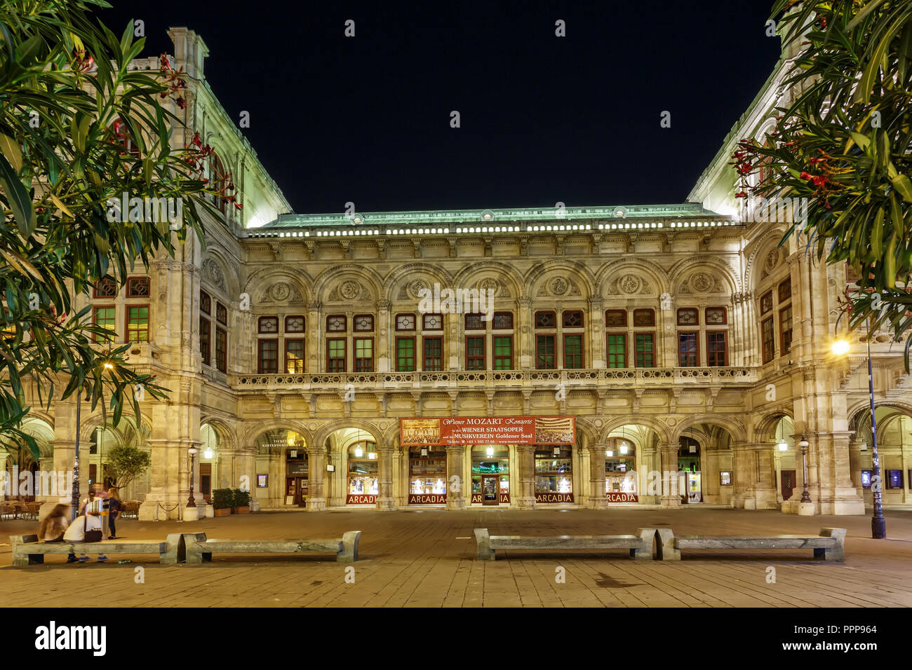 Wien, Österreich - 12. Juli 2015: Die berühmten Wiener Staatsoper. Nachtansicht Stockfoto