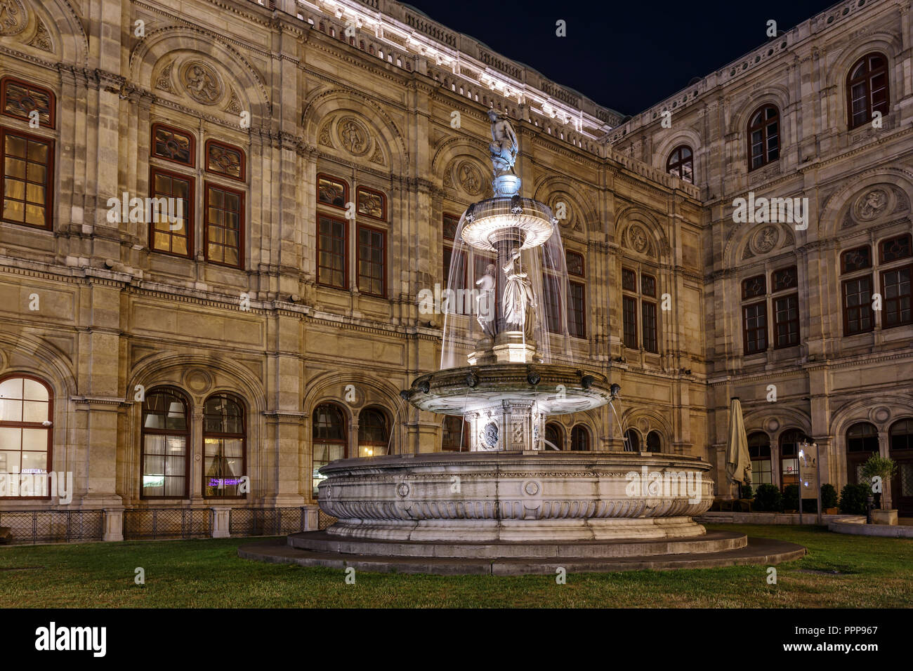 Wien, Österreich - 12. Juli 2015: Die berühmten Wiener Staatsoper. Nachtansicht Stockfoto