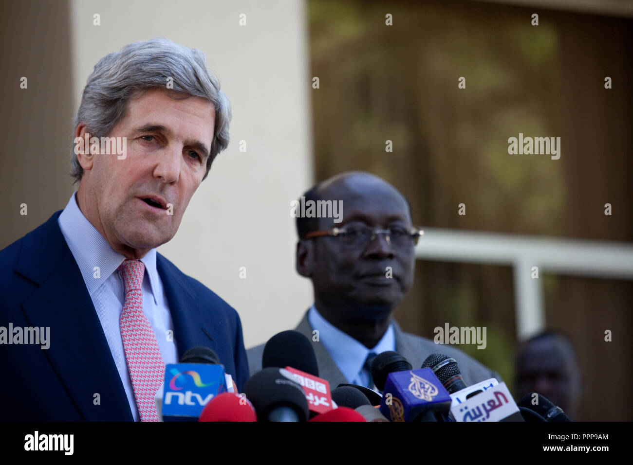 Januar 8, 2011 - Juba, Sudan - US-Senator John Kerry spricht mit Reportern nach seinem Treffen mit den Süden Sudans Präsident Salva Kiir in Juba, Südsudan. Im Süden des Sudan beginnt die Abstimmung in einem einwöchigen Unabhängigkeitsreferendum Sonntag, die wahrscheinlich zu sehen ist der größte afrikanische Land in zwei Teile gespalten. Um für den Volksentscheid zu übergeben, eine einfache Mehrheit muss Votum für die Unabhängigkeit und 60 Prozent der 3,9 Millionen registrierten Wähler müssen abgegebenen Stimmzettel. Photo Credit: Benedicte Desrus Stockfoto
