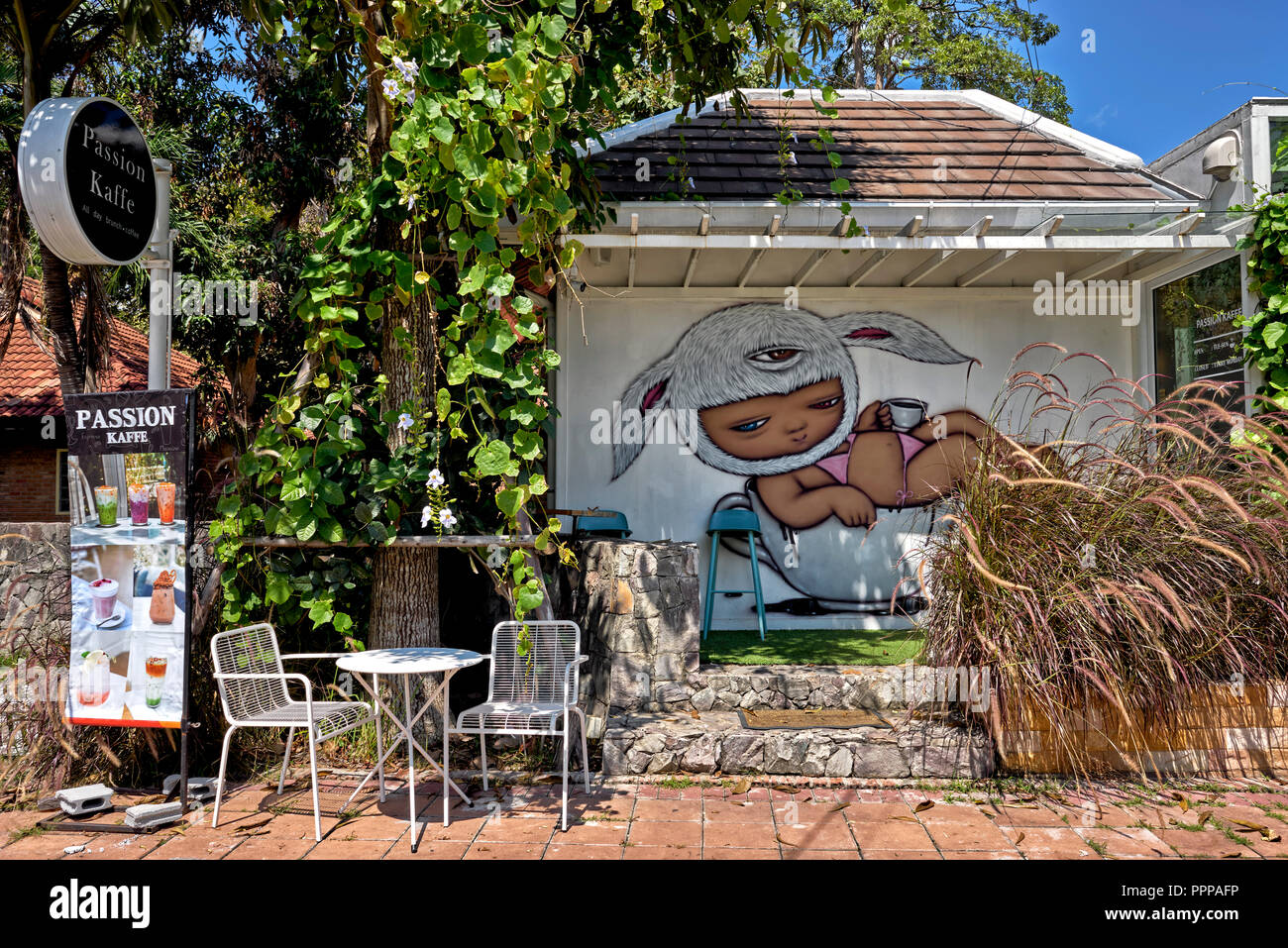 Cafe am Straßenrand und Wand Kunst Graffiti Pattaya, Thailand, Südostasien Stockfoto