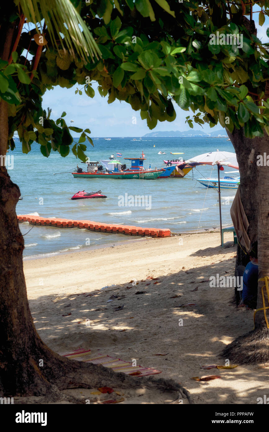 Pattaya Beach View mit traditionellen Thai Fischerboot vertäut. Thailand Südostasien Stockfoto