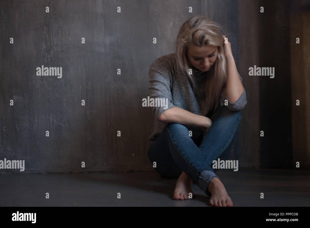 Psychische Gesundheit. Junge Frau auf dem Boden liegend, Konzept von Stress oder post-traumatischen Störung Stockfoto