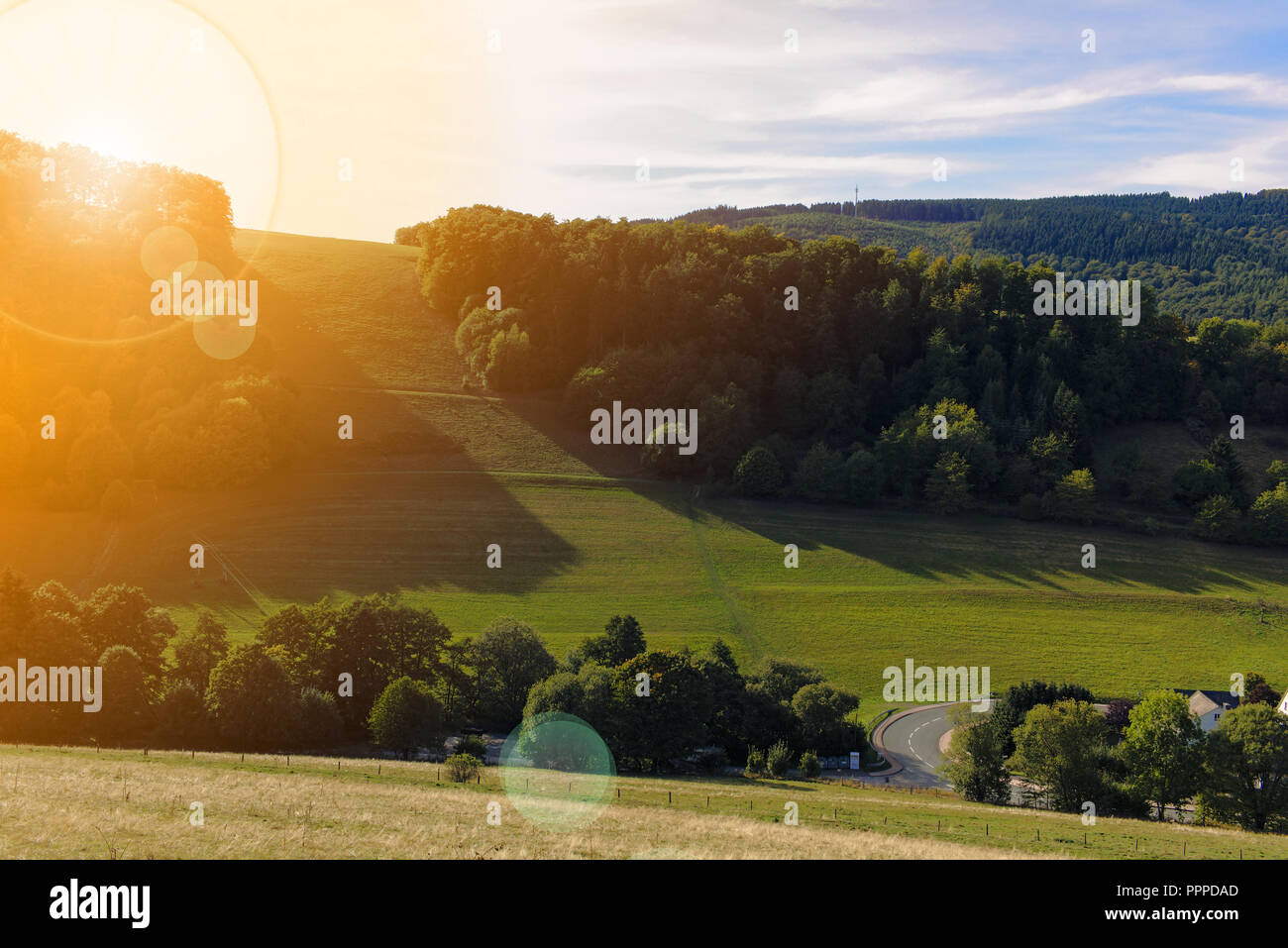 Schwalefeld, Deutschland - bewaldeten Hügeln und grünen Tal in der warmen Nachmittagssonne mit Lens flare Stockfoto