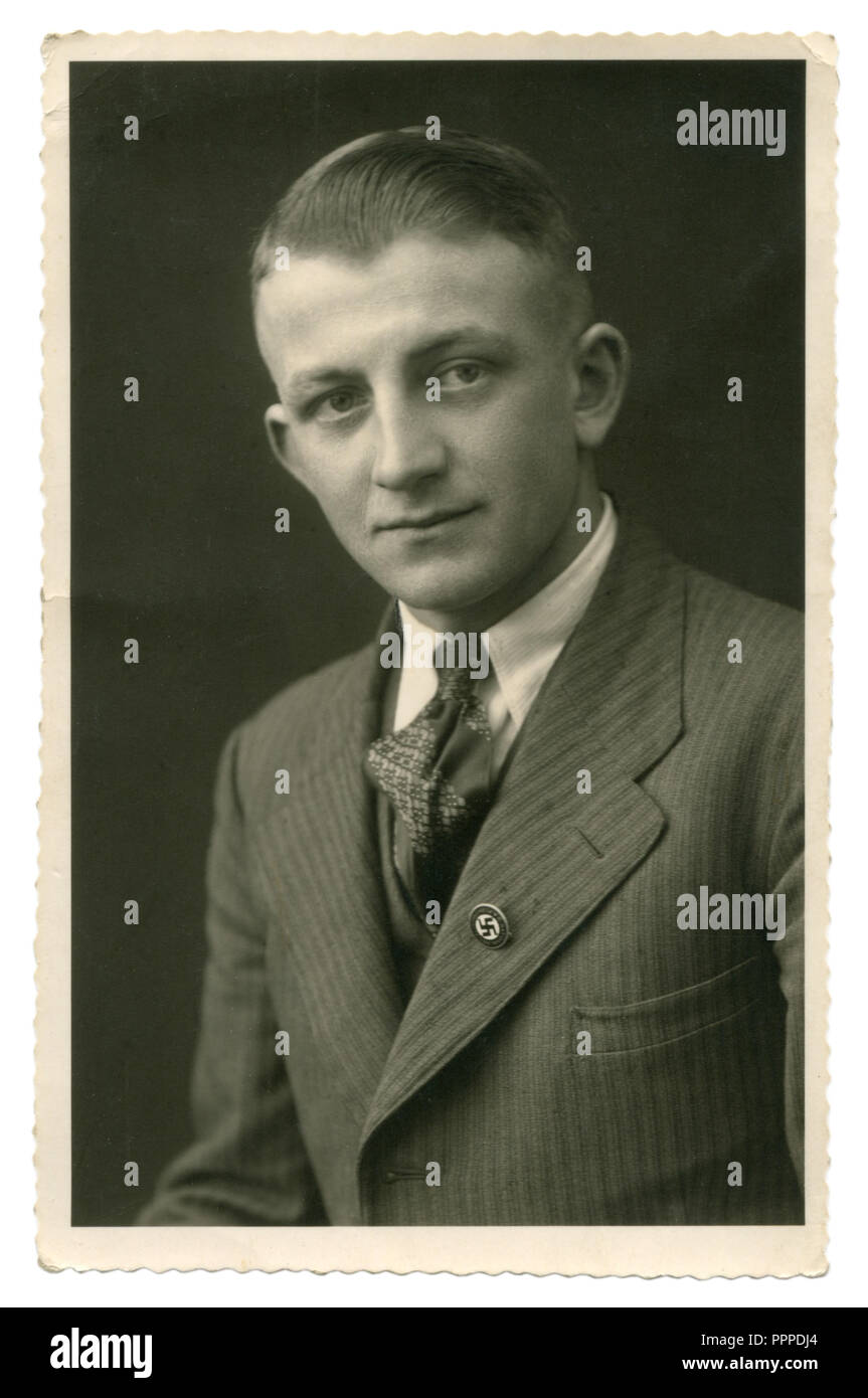 Deutsches Historisches Foto: Porträt ein Mann mittleren Alters in Anzug und Krawatte mit einem NSDAP-Mitglied Abzeichen mit Hakenkreuz auf seinem Revers, Deutschland, Drittes Reich Stockfoto