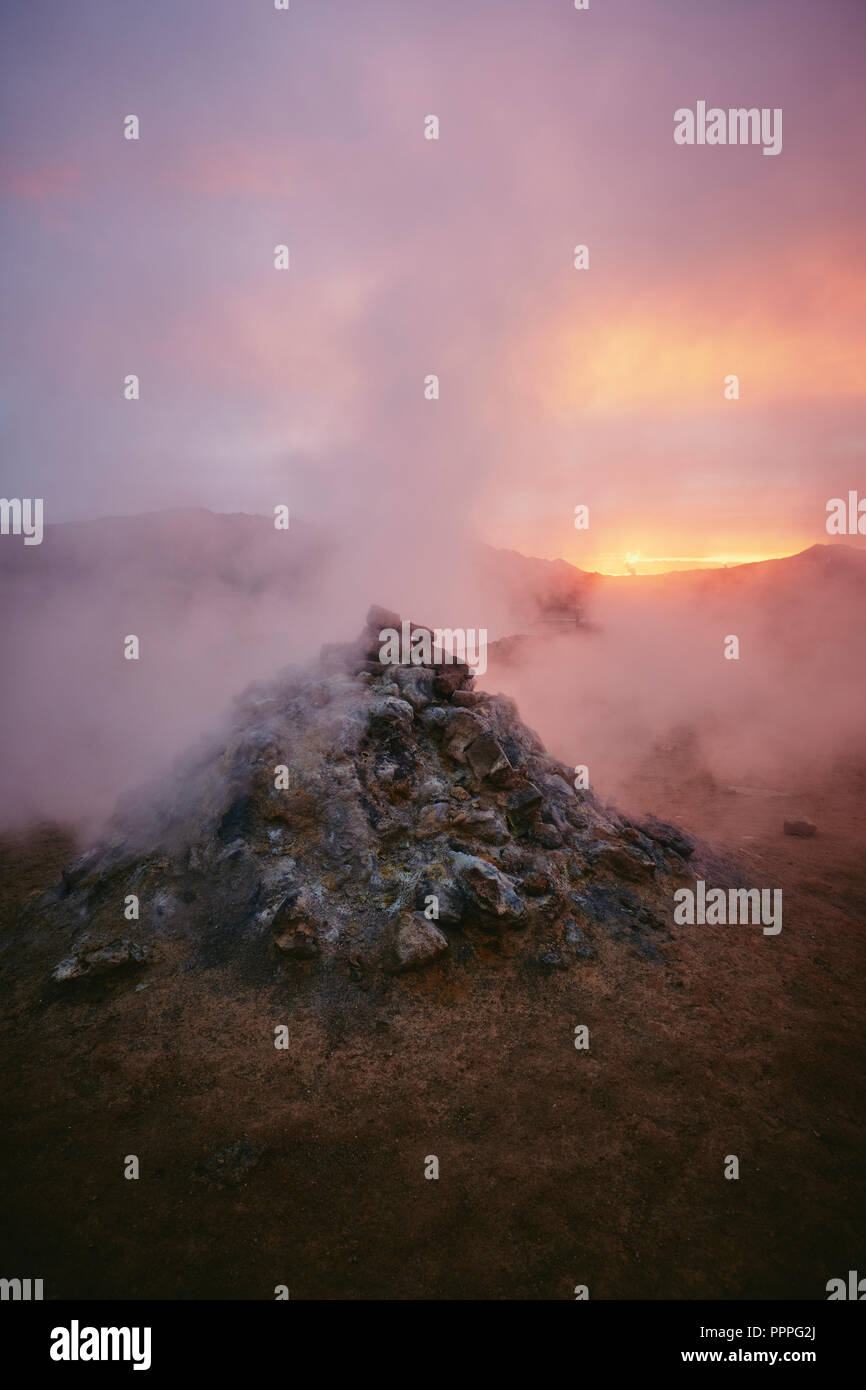 Dampfentlüftung aus einer aktiven Fumarole - das geothermische Gebiet von Namafjall / Hverir in der Nähe des Lake Myvatn bei Dämmerung in Nordisland. Stockfoto