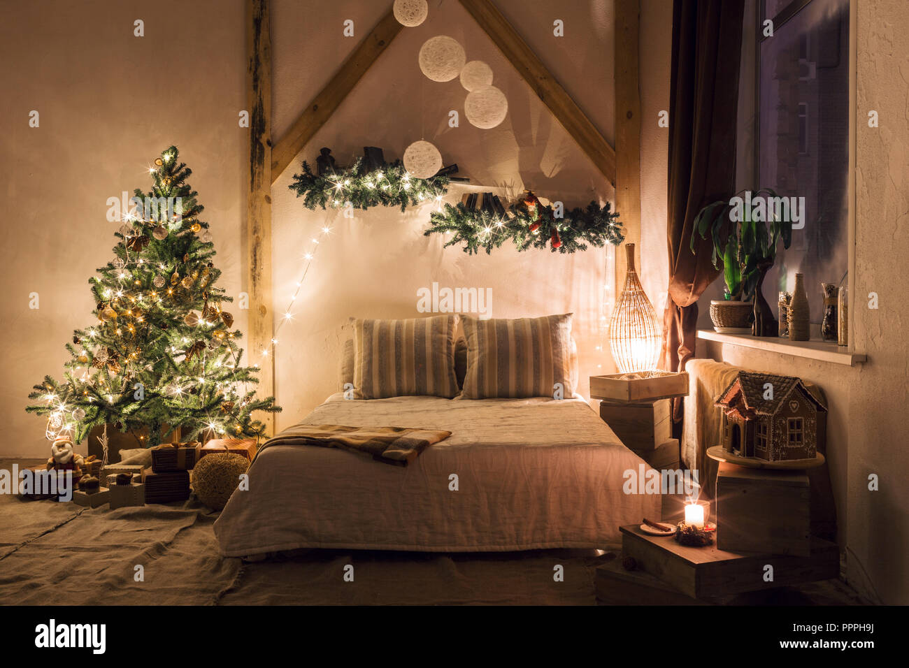 Warm und gemütlich am Abend im Wohnzimmer. Schlafsofa in Weihnachten  Innenraum. Konzept das neue Jahr und Urlaub Stockfotografie - Alamy