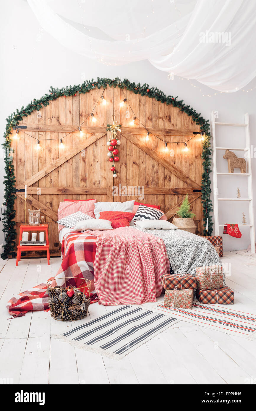 Weihnachten in morgen Schlafzimmer. Doppelbett in Weihnachten Innenraum auf  Holz Wand Hintergrund Stockfotografie - Alamy
