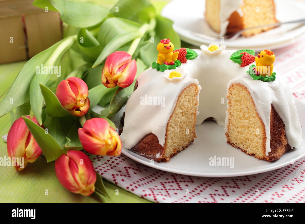 Ostern Kuchen und Bündel Tulpen Stockfoto