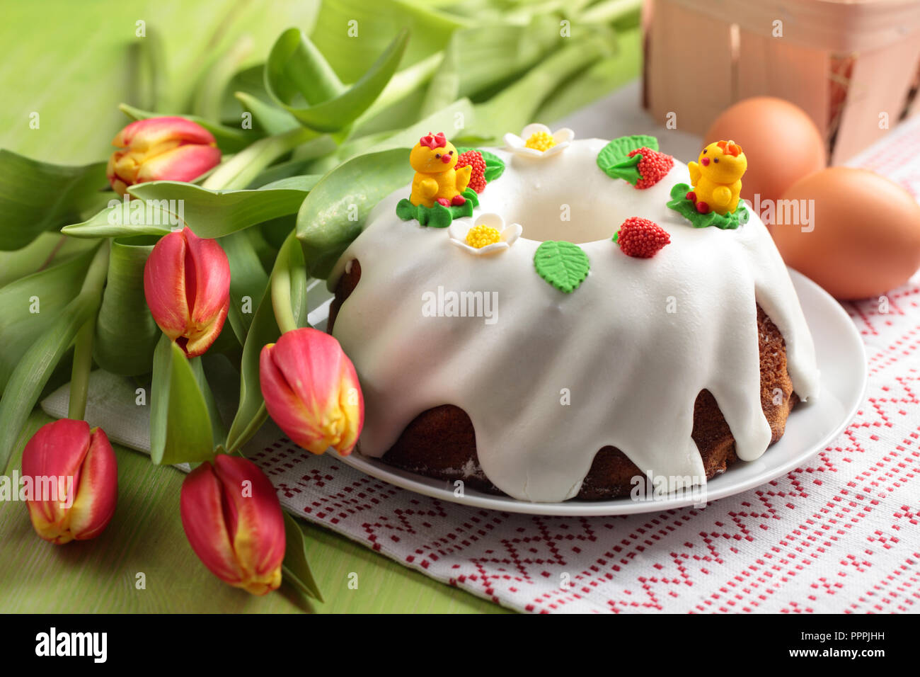 Ostern Kuchen, Eier und Bündel Tulpen Stockfoto