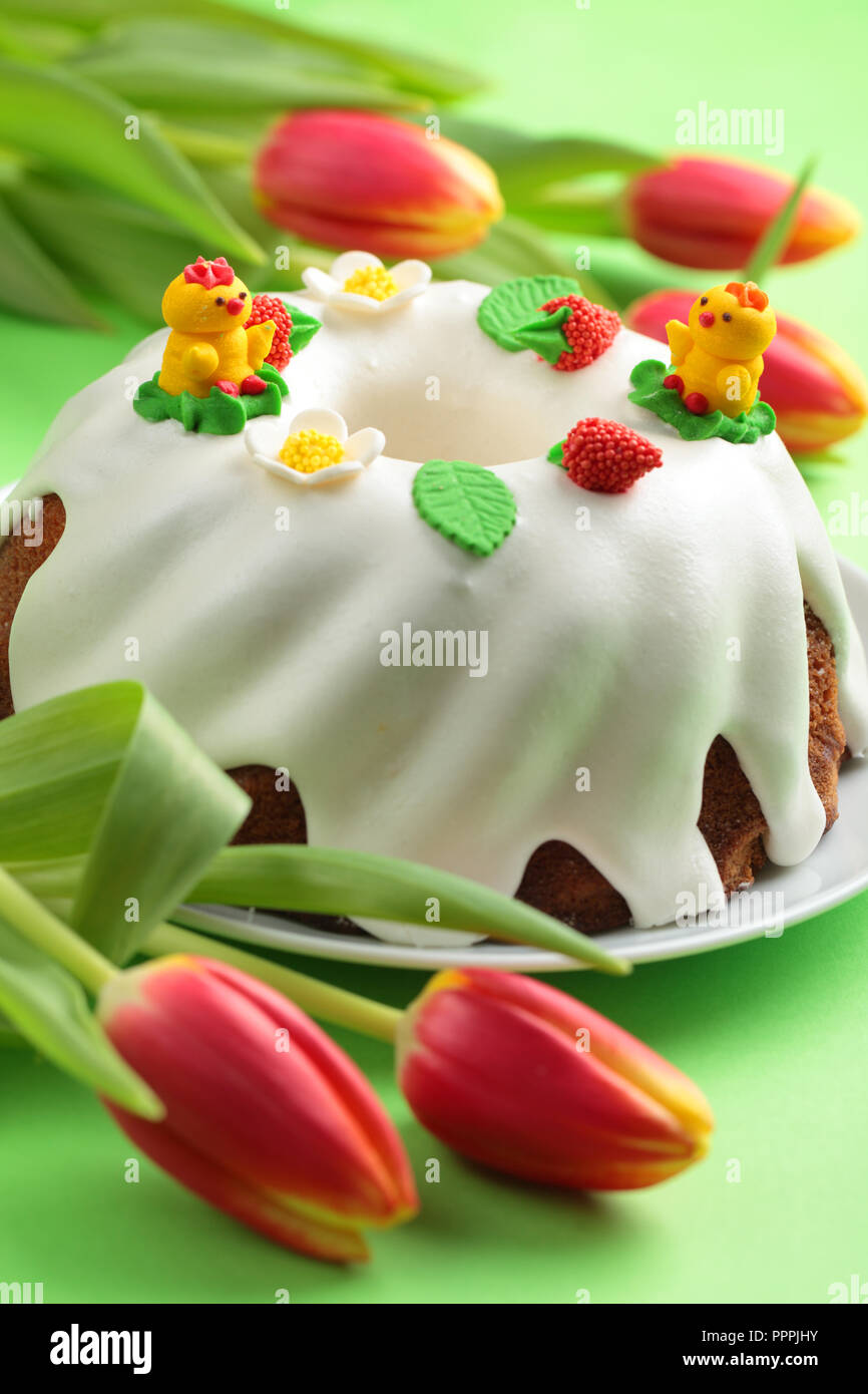 Ostern Kuchen und Bündel Tulpen Stockfoto