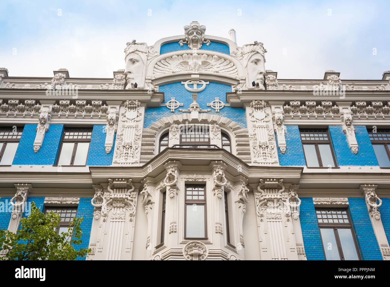 Riga Architektur, Blick auf eine Jugendstil Gebäude mit geschnitzten Köpfen und blauen Kacheln in Elizabetes Iela im Art Nouveau Stadtteil von Riga gelegen. Stockfoto