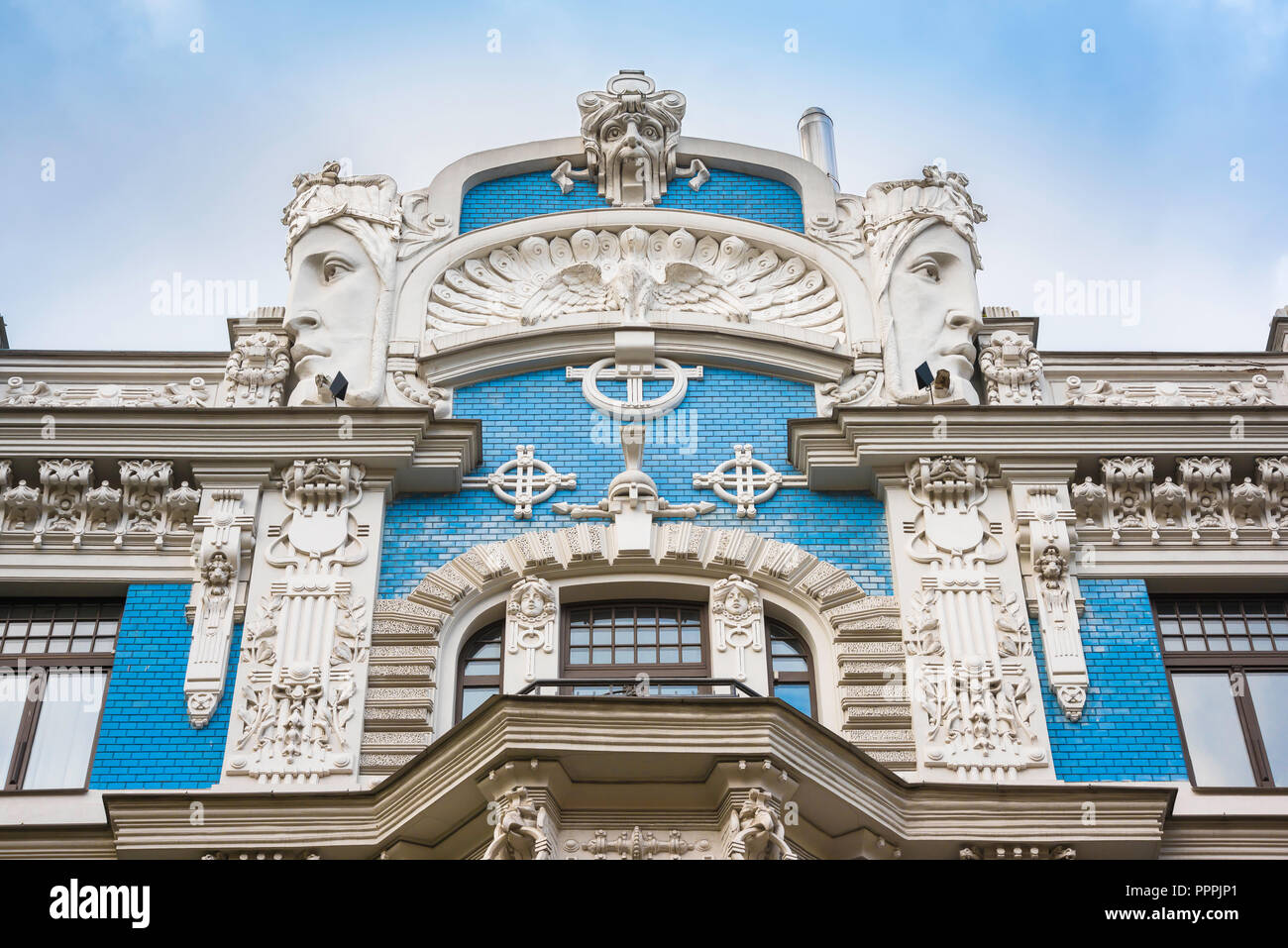 Riga Architektur, Blick auf eine Jugendstil Gebäude mit geschnitzten Köpfen und blauen Kacheln in Elizabetes Iela im Art Nouveau Stadtteil von Riga gelegen Stockfoto