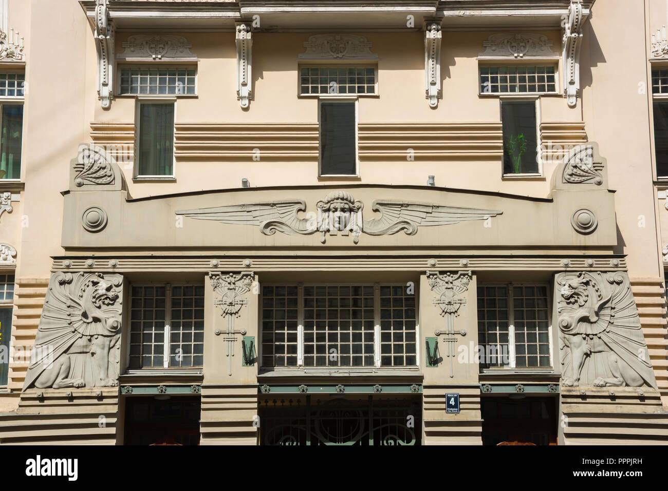 Art Nouveau Riga, Blick auf die Fassade von Michail Eisenstein entworfenes Gebäude in Alberta Iela im Zentrum des Jugendstils von Riga, Lettland Stockfoto