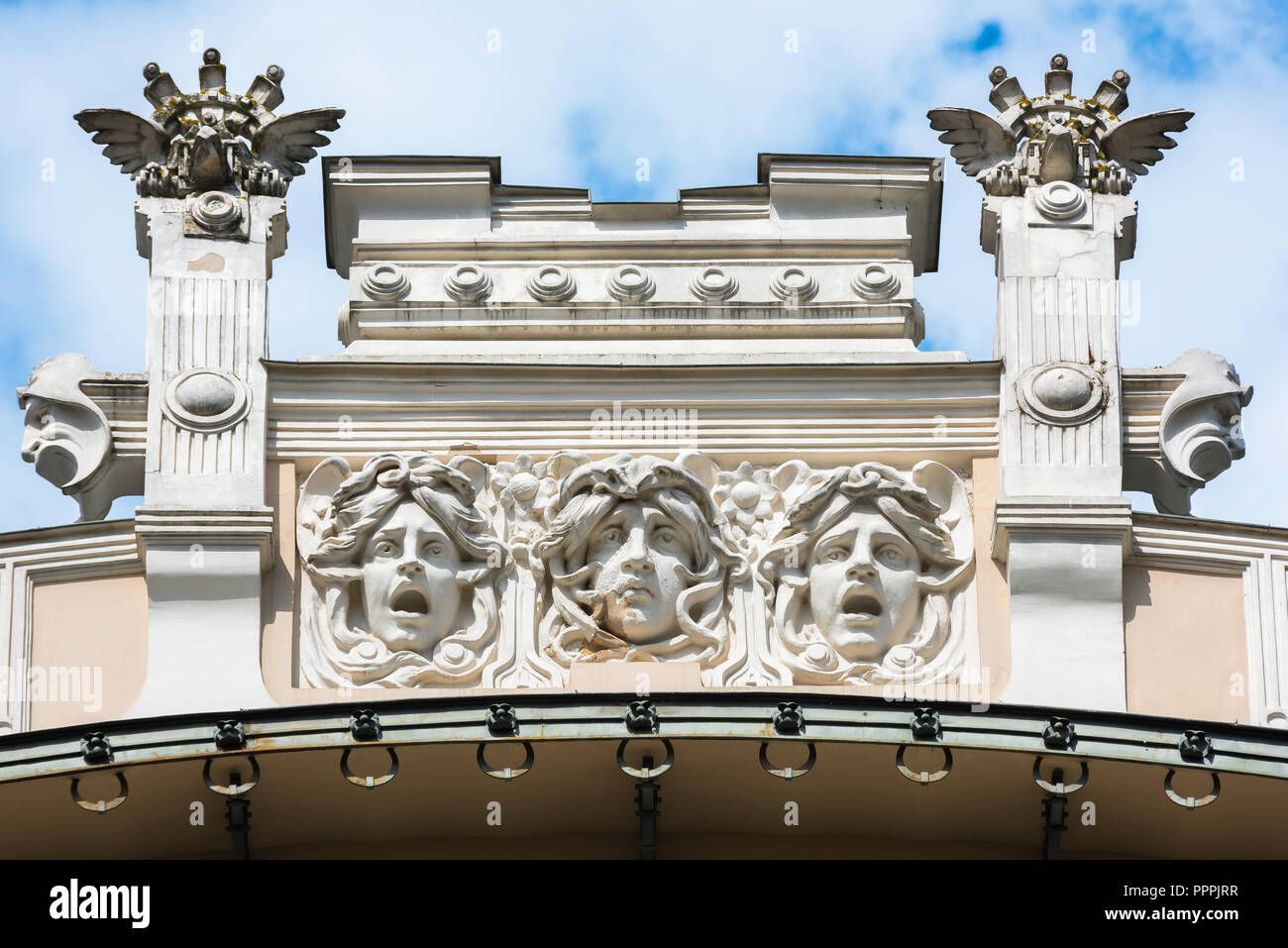 Jugendstil Riga Architektur, Blick auf drei medusa Köpfe stationiert auf Alberta Iela 4 im Zentrum des Art Nouveau Stadtteil von Riga, Lettland. Stockfoto