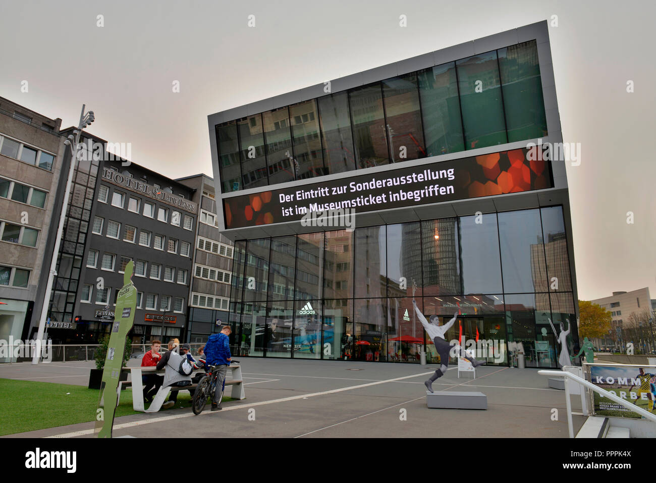 Deutsches Fussballmuseum, Platz der Deutschen Einheit, Dortmund,  Nordrhein-Westfalen, Deutschland Stockfotografie - Alamy