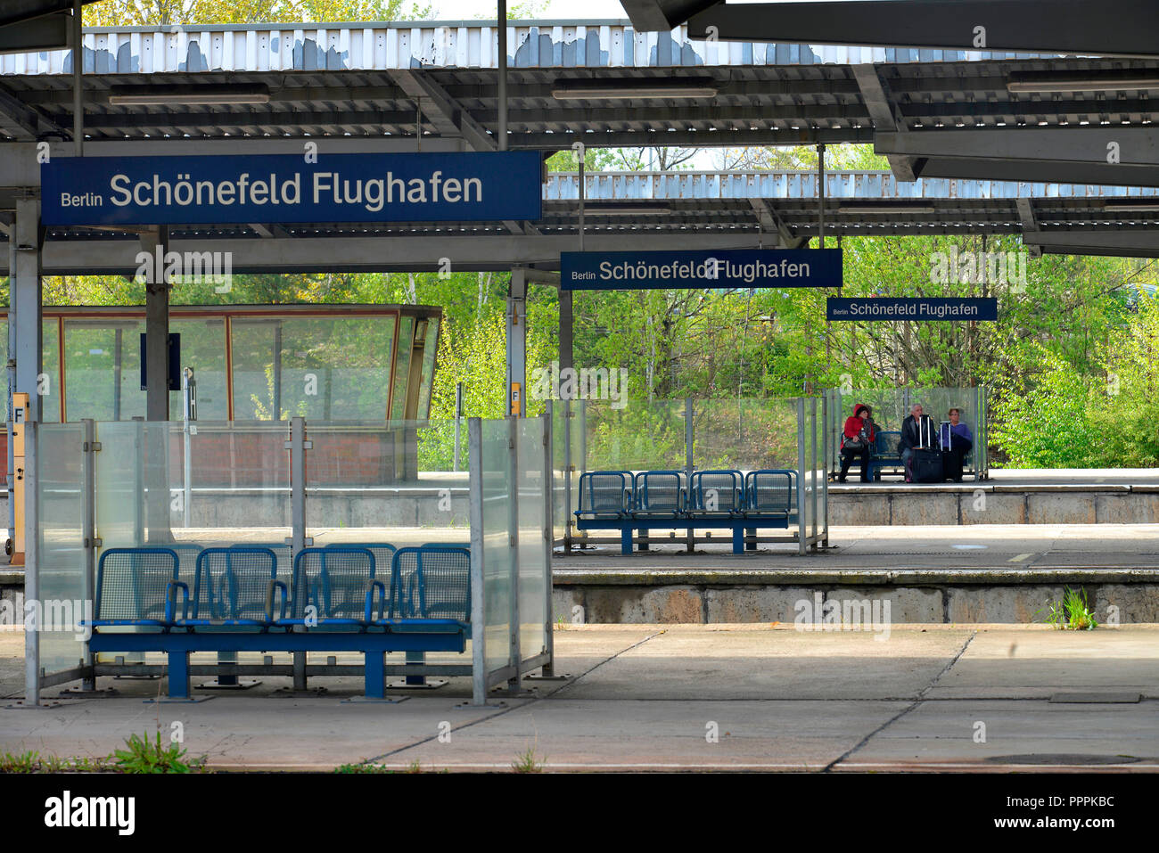 Zugangsweg, Bahnhof, Flughafen, Schönefeld, Brandenburg, Deutschland Stockfoto