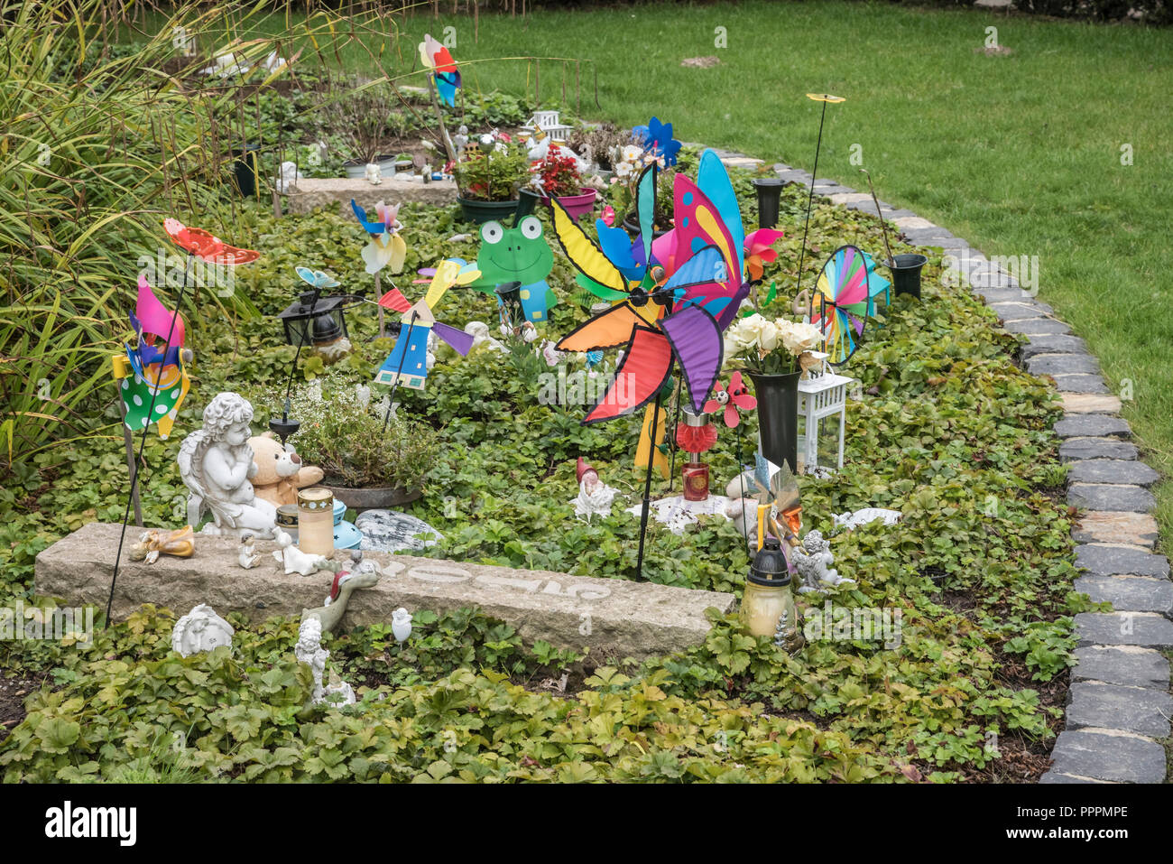 Child's Grab, Zentralfriedhof, Friedhof Freigrafendamm, Bochum, Ruhrgebiet, Nordrhein-Westfalen, Deutschland Stockfoto