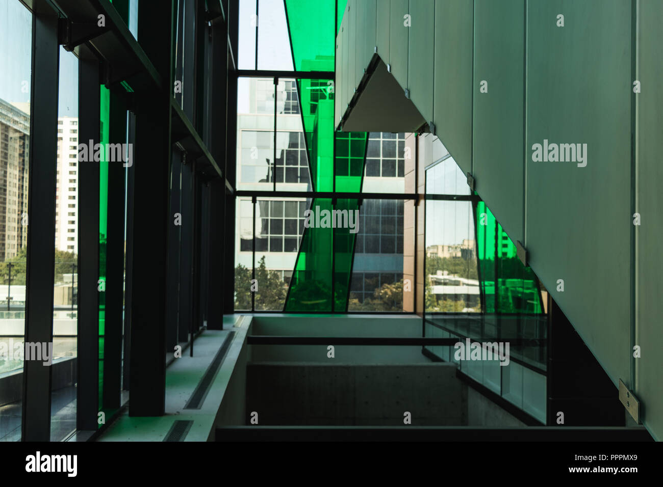 Longueuil, QC, Kanada - 24-09-2018 - Grünes Glas und Interieur an der Universität Sherbrooke Stockfoto