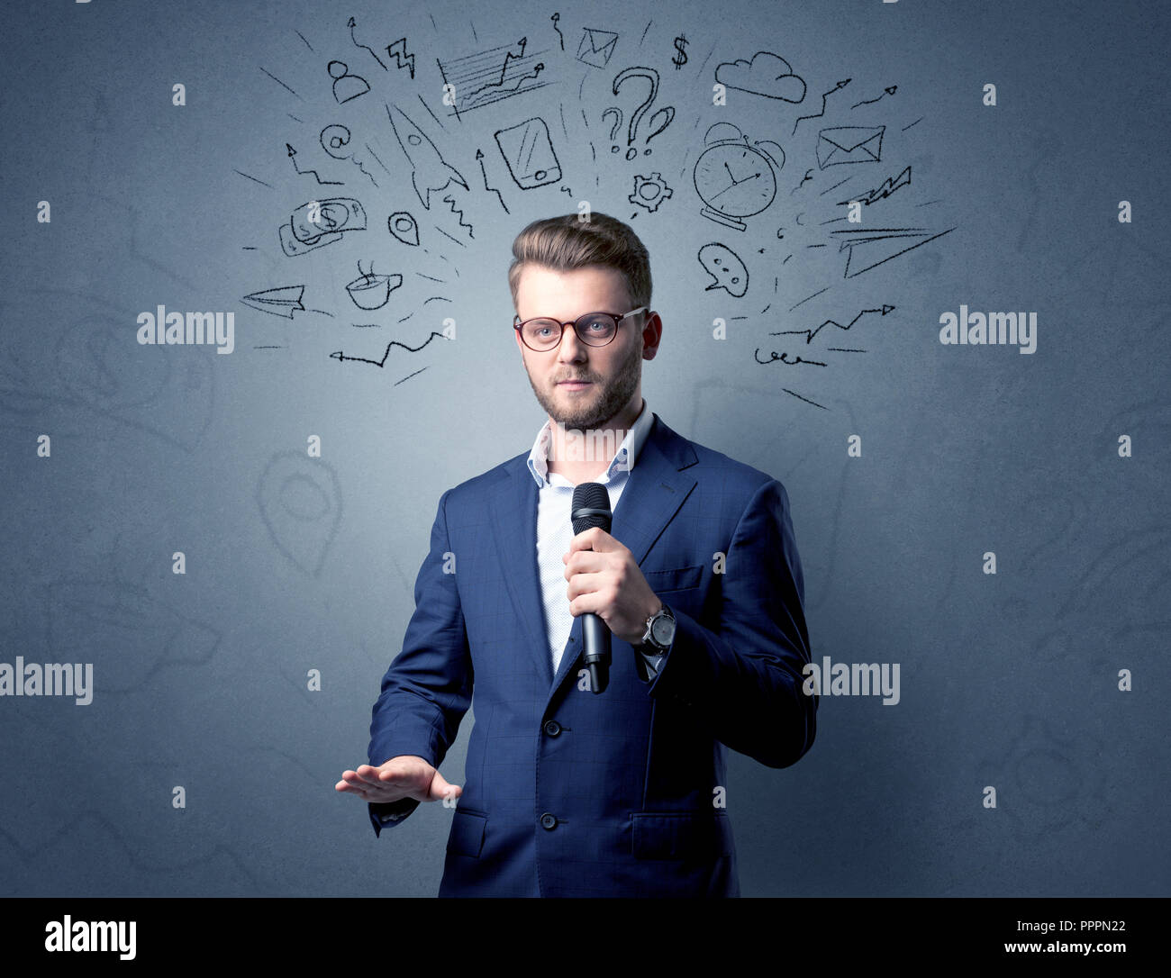 Geschäftsmann sprechen in das Mikrofon mit gemischten Doodles über seinem Kopf Stockfoto
