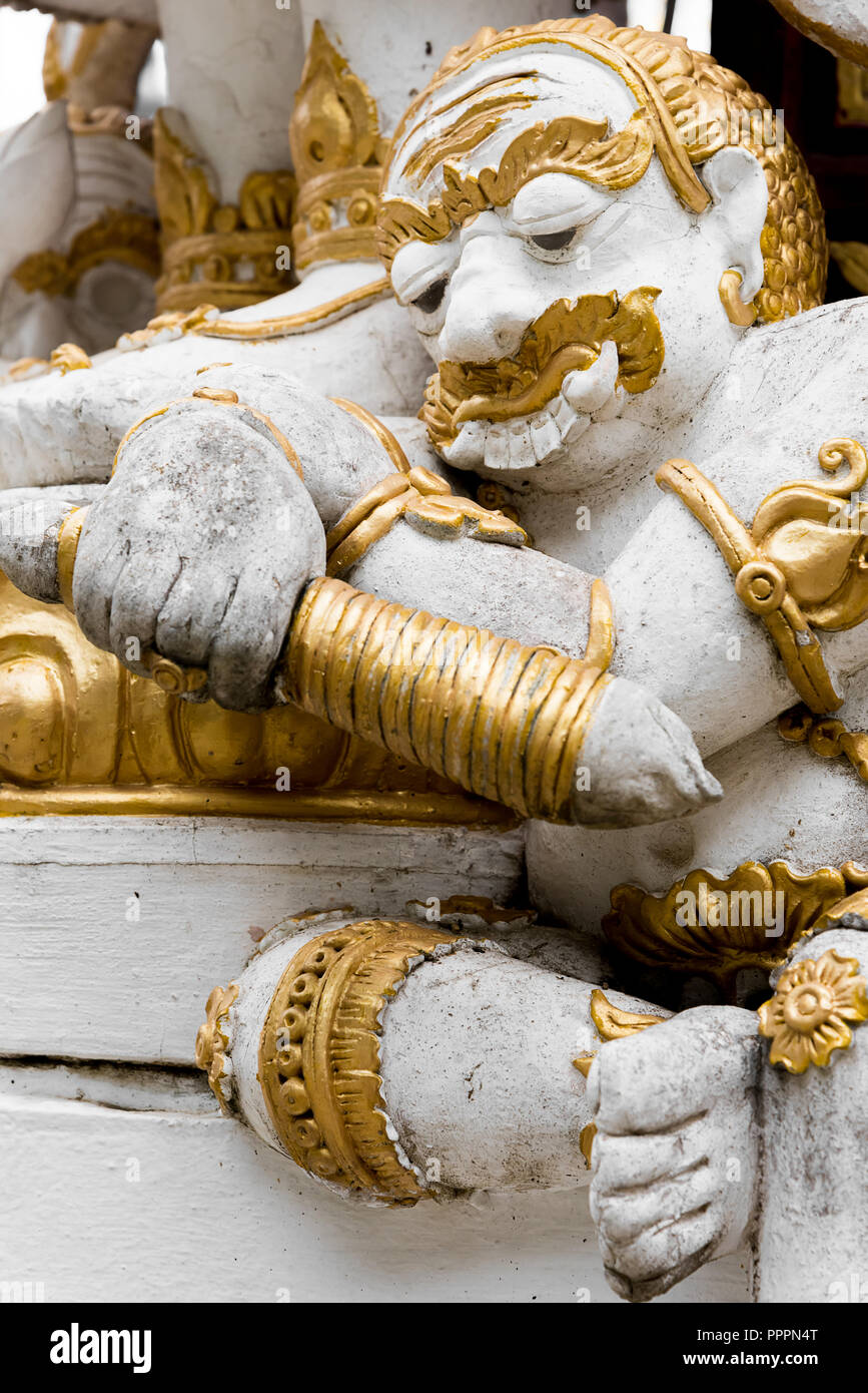 Ansicht der alten orientalischen Skulpturen der Tempel mit goldenen Elemente im Design Stockfoto
