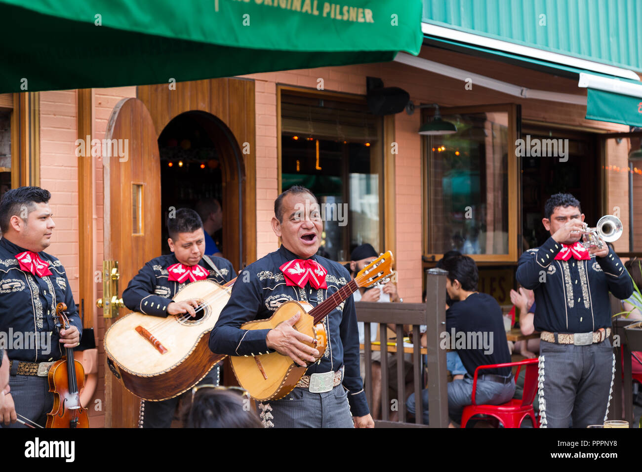 TORONTO, ONTARIO, Kanada - 29. JULI 2018: Eine Mariachi Band spielt vor einer Masse in Toronto lebhaften Kensington Market. Stockfoto