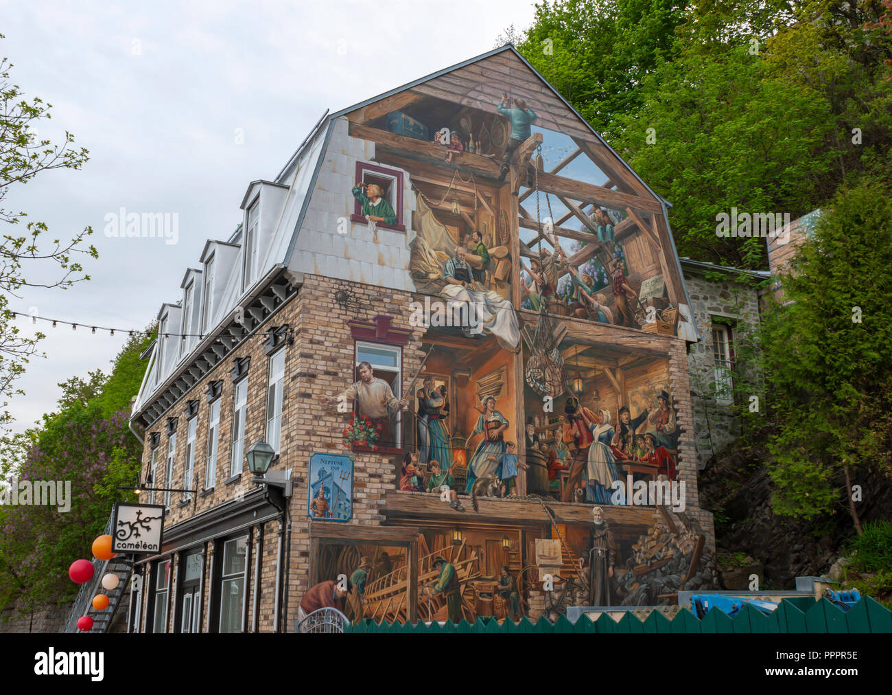 Fresque du Petit-Champlain - ein Wandbild gemalt auf der Seite eines Gebäudes an der Rue du Petit Champlain, die Meilensteine in der Geschichte von cap-blanc Stockfoto