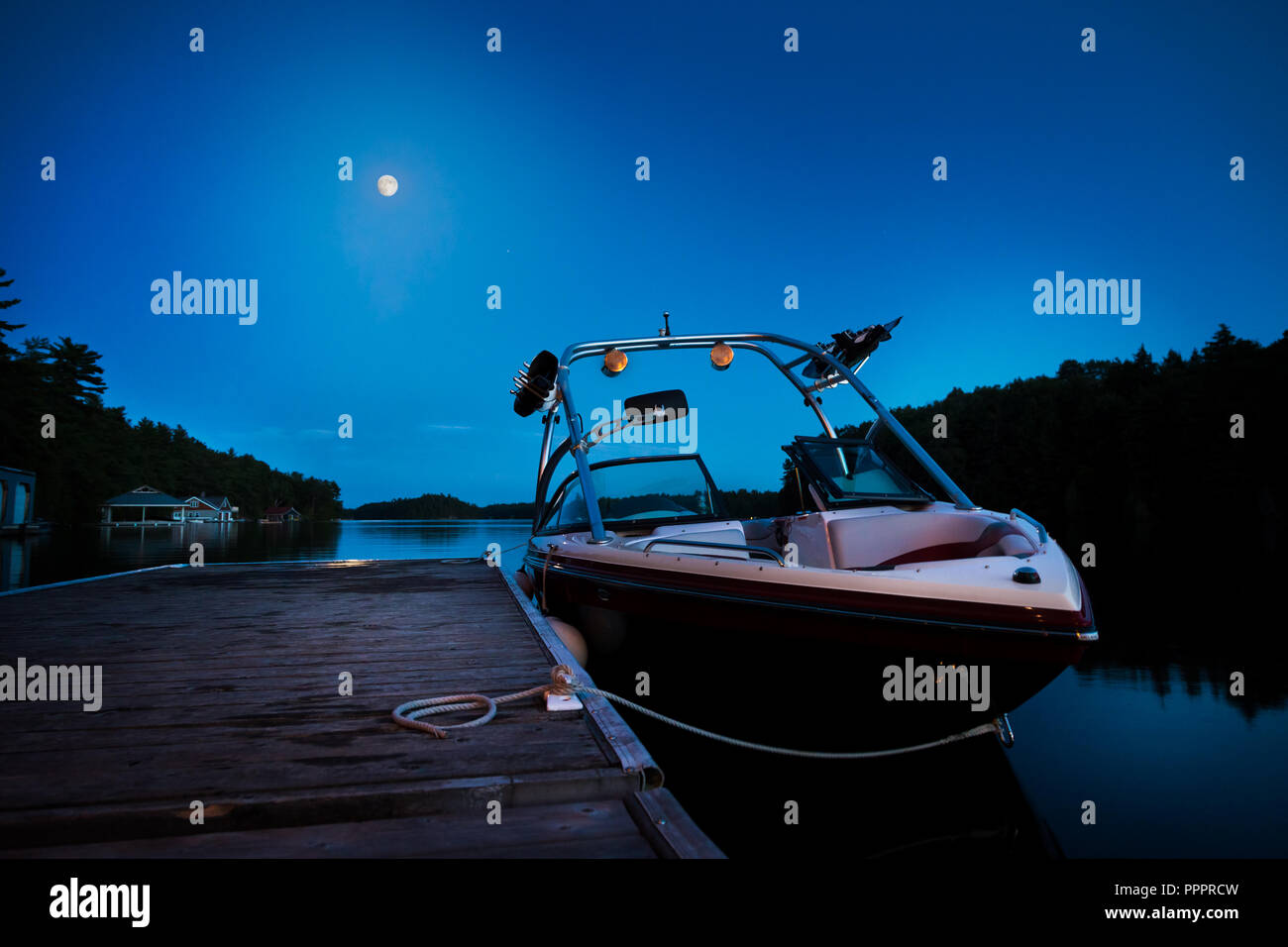 Ein wakeboard Boot auf See Joseph am Abend mit dem Mond im Hintergrund. Stockfoto