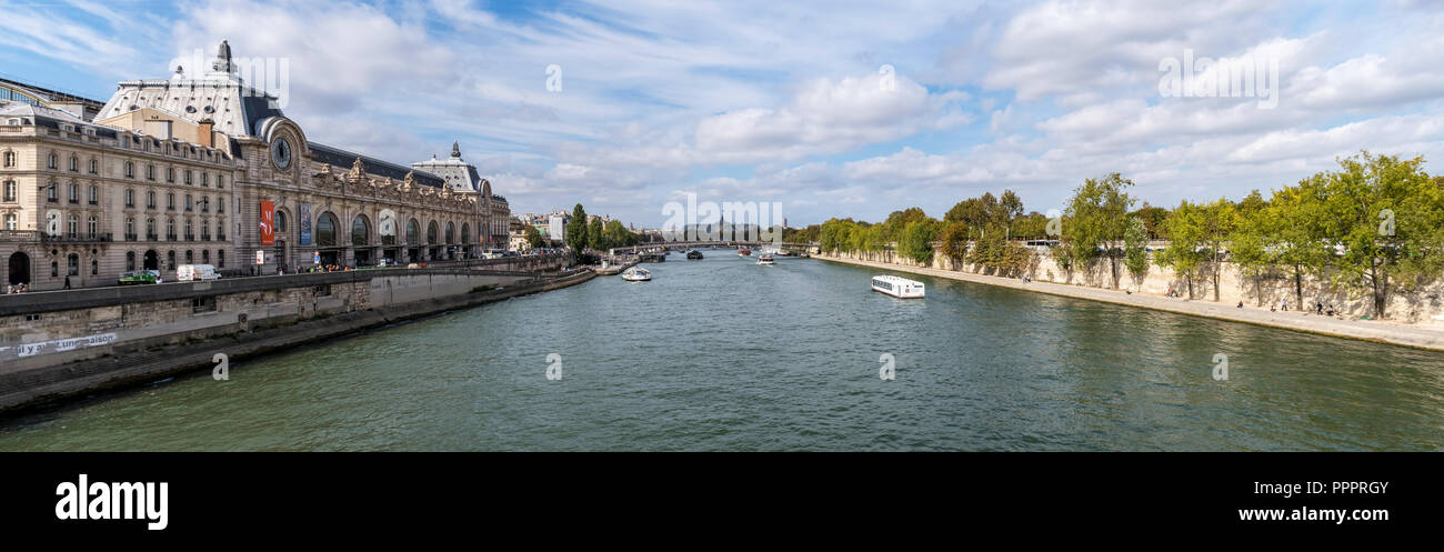 Panoramablick von Musee d'Orsay von Pont Royal - Paris, Frankreich Stockfoto