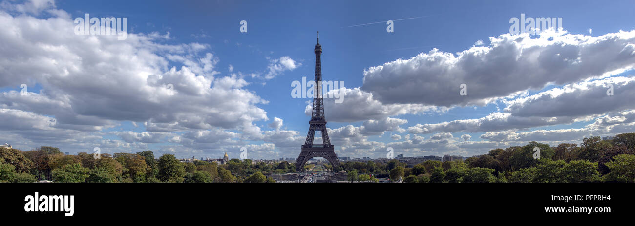 Panoramablick auf den Eiffelturm von Jardins du Trocadéro - Paris, Frankreich Stockfoto
