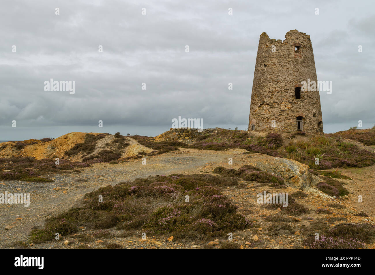 Die orange und braun Landschaft des stillgelegten Parys Mountain Kupfermine, Anglesey, Nordwales. Stockfoto