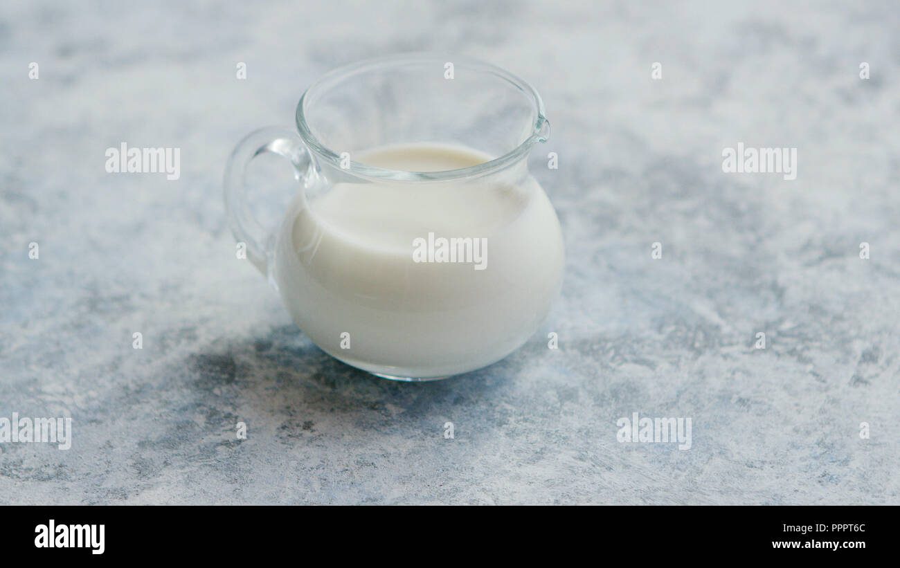 Kleine creme Krug mit Milch Stockfoto