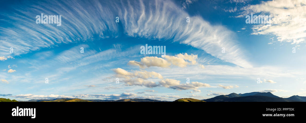 Panorama eines wunderschönen cloudscape. dynamic high Wolkenformationen an einem windigen Herbsttag in den Bergen Stockfoto