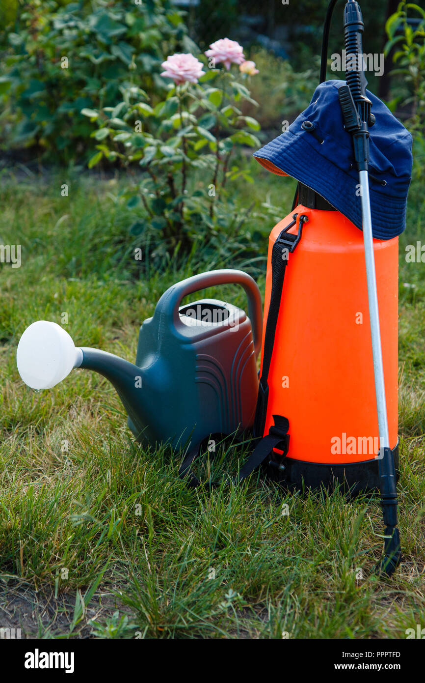 Dungemittel Pestizid Garten Feldspritze Und Giesskanne Auf Rasen
