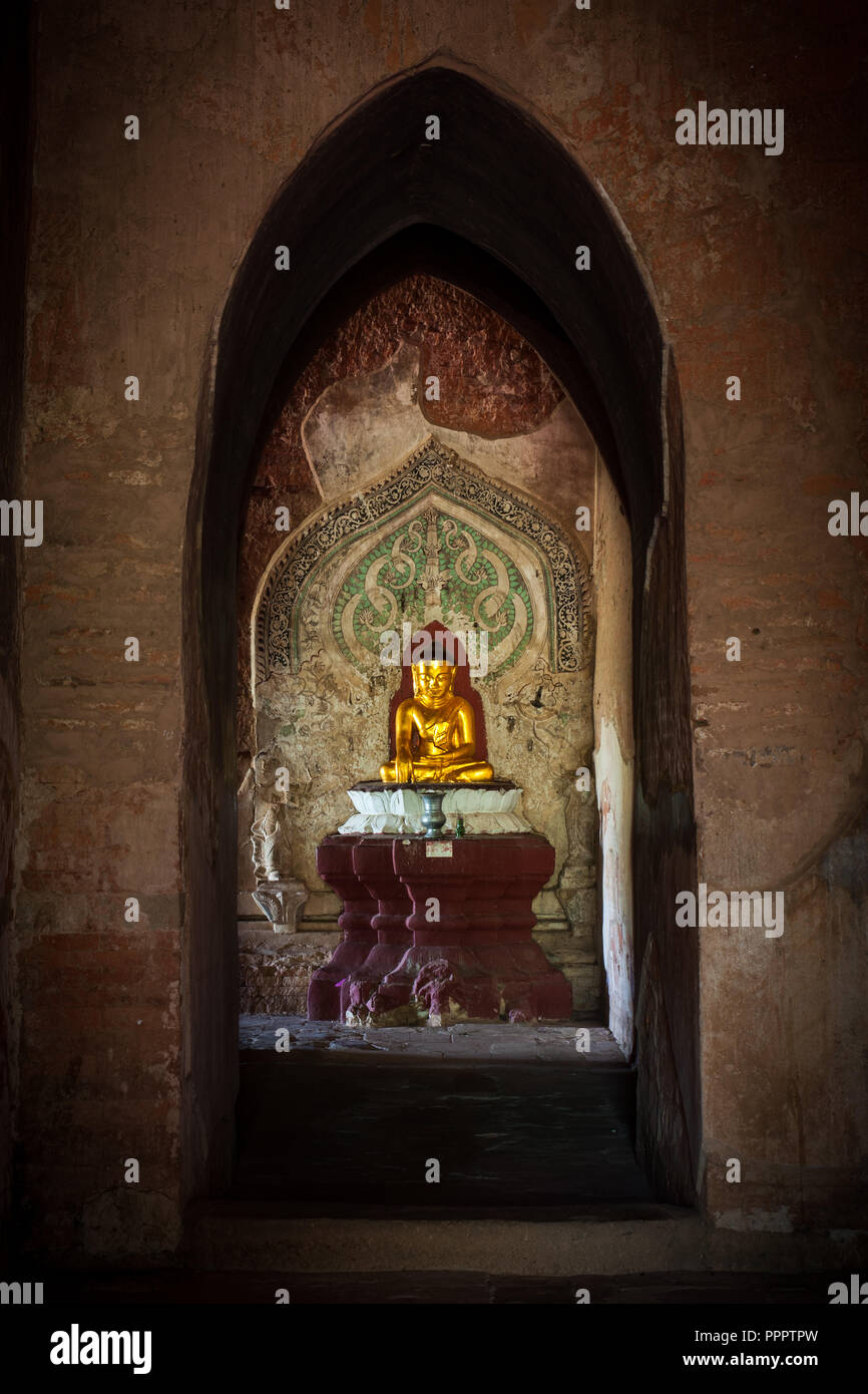 Kleine goldene Buddha Statue in einem Tempel in Bagan, Myanmar Stockfoto