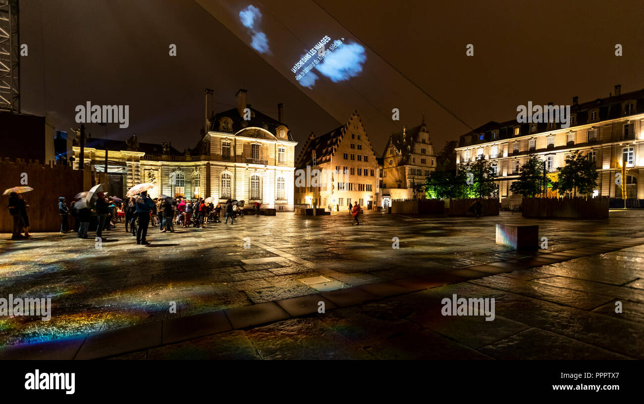 Light Show mehrmals in der Nacht im September in der Place du chateau, in der Cathedral Quarter. Straßburg, Frankreich Stockfoto