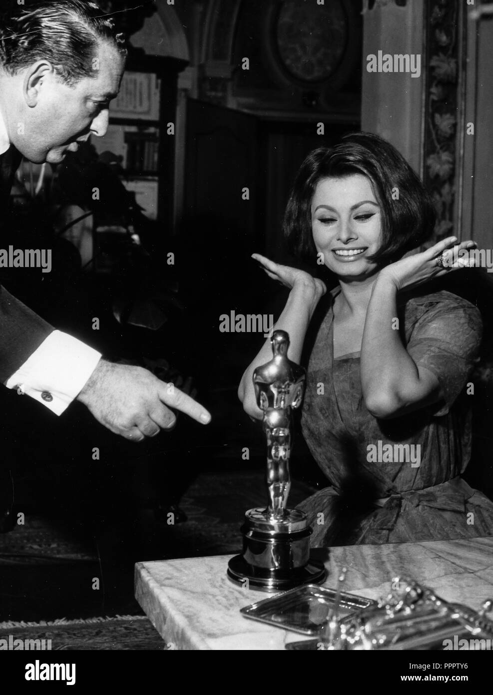 Joseph e. Levine, Sophia Loren, Oscar als beste Schauspielerin für den Film zwei Frauen, 60 s Stockfoto