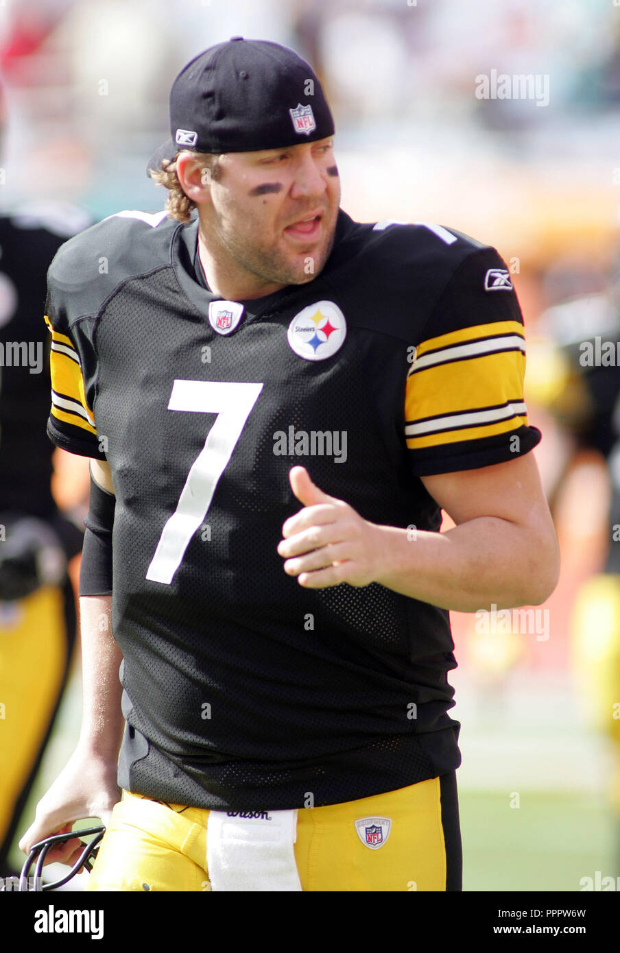Pittsburgh Steelers Quarterback Ben Roethlisberger Aufwarmen Vor Dem Start Des Spiels Gegen Die Miami Dolphins An Landshark Stadium In Miami Am 3 Januar 2010 Stockfotografie Alamy