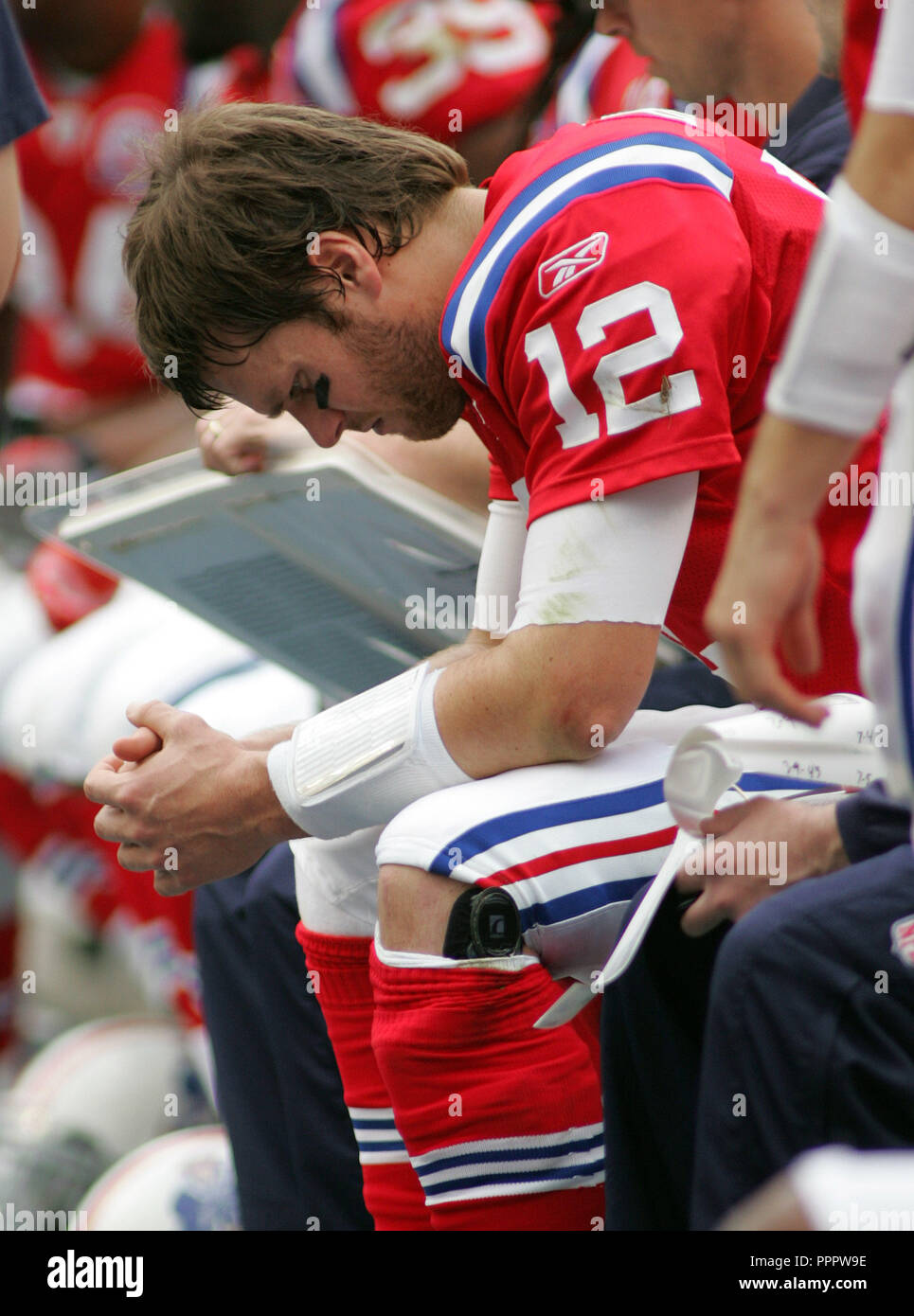 Niedergeschlagen New England Patriots Quarterback Tom Brady sitzt auf der Bank in der Nähe der Spiele gegen die Miami Dolphins an landshark Stadium in Miami am 6. Dezember 2009. Stockfoto