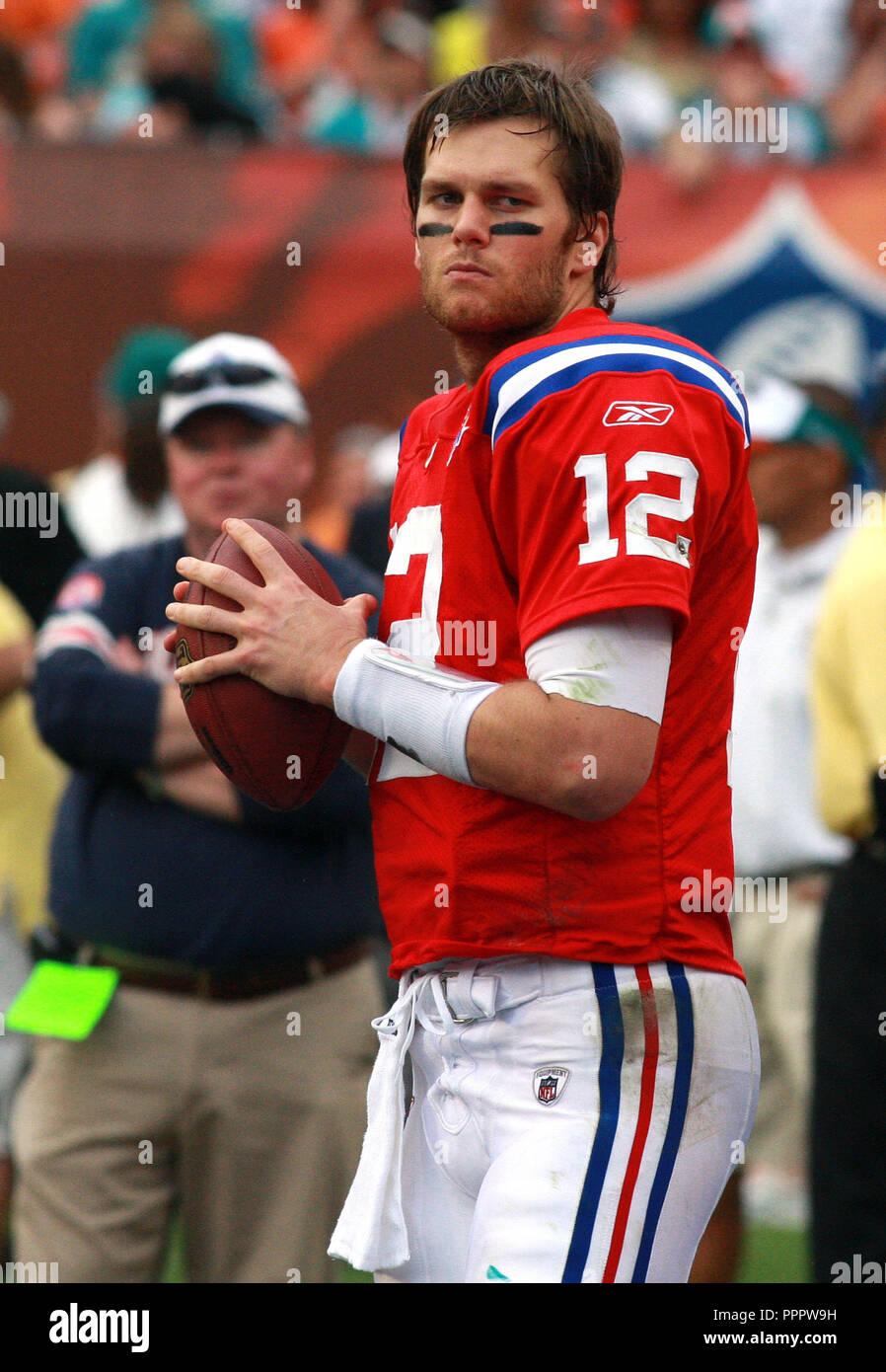 New England Patriots Quarterback Tom Brady Aufwärmen vor der zweiten Hälfte gegen die Miami Dolphins an landshark Stadium in Miami am 6. Dezember 2009. Stockfoto