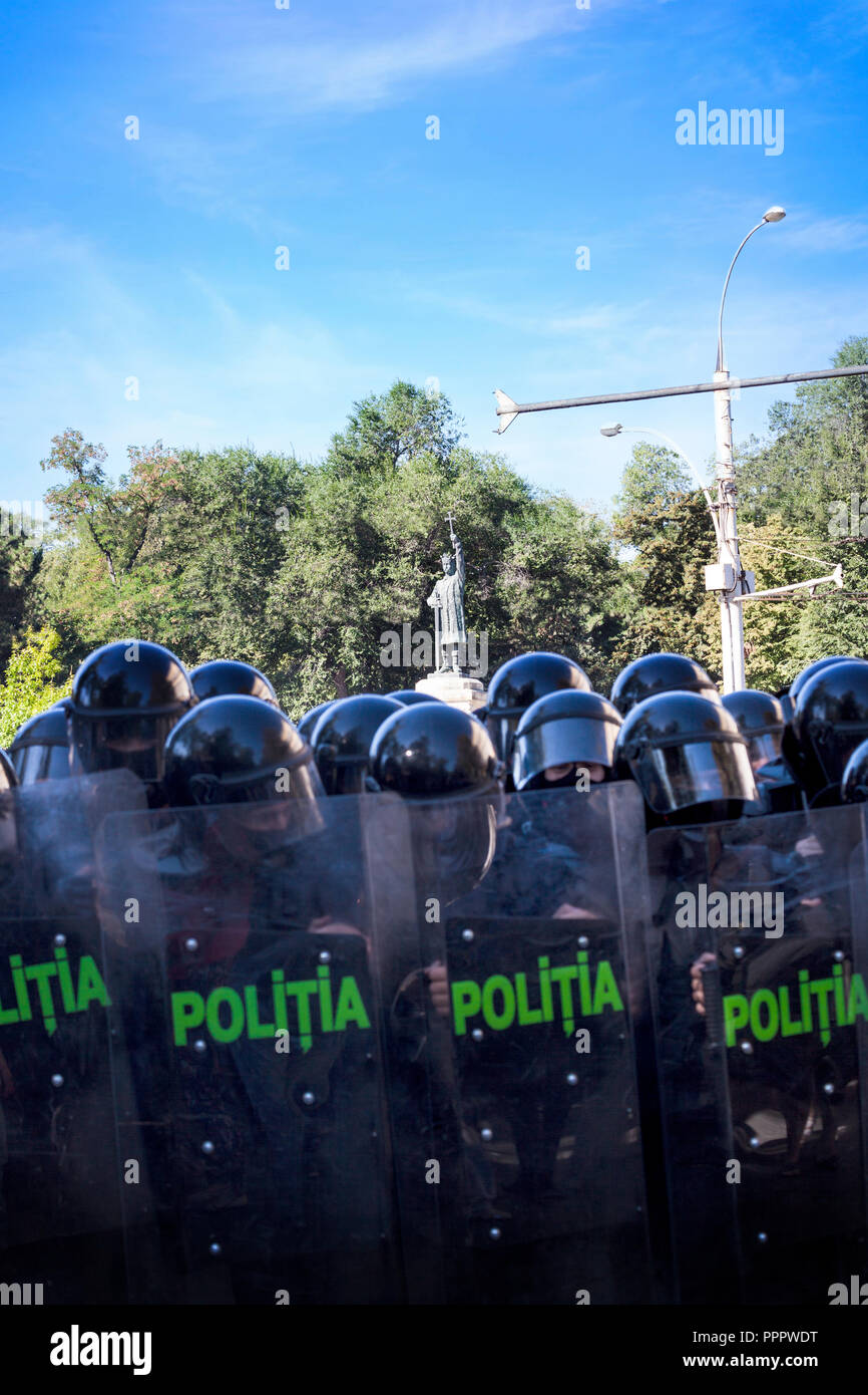 CHISINAU, REPUBLIK MOLDAU - 26. September 2018: Polizei in voller Uniform während der Proteste auf den Straßen von Chisinau Stockfoto