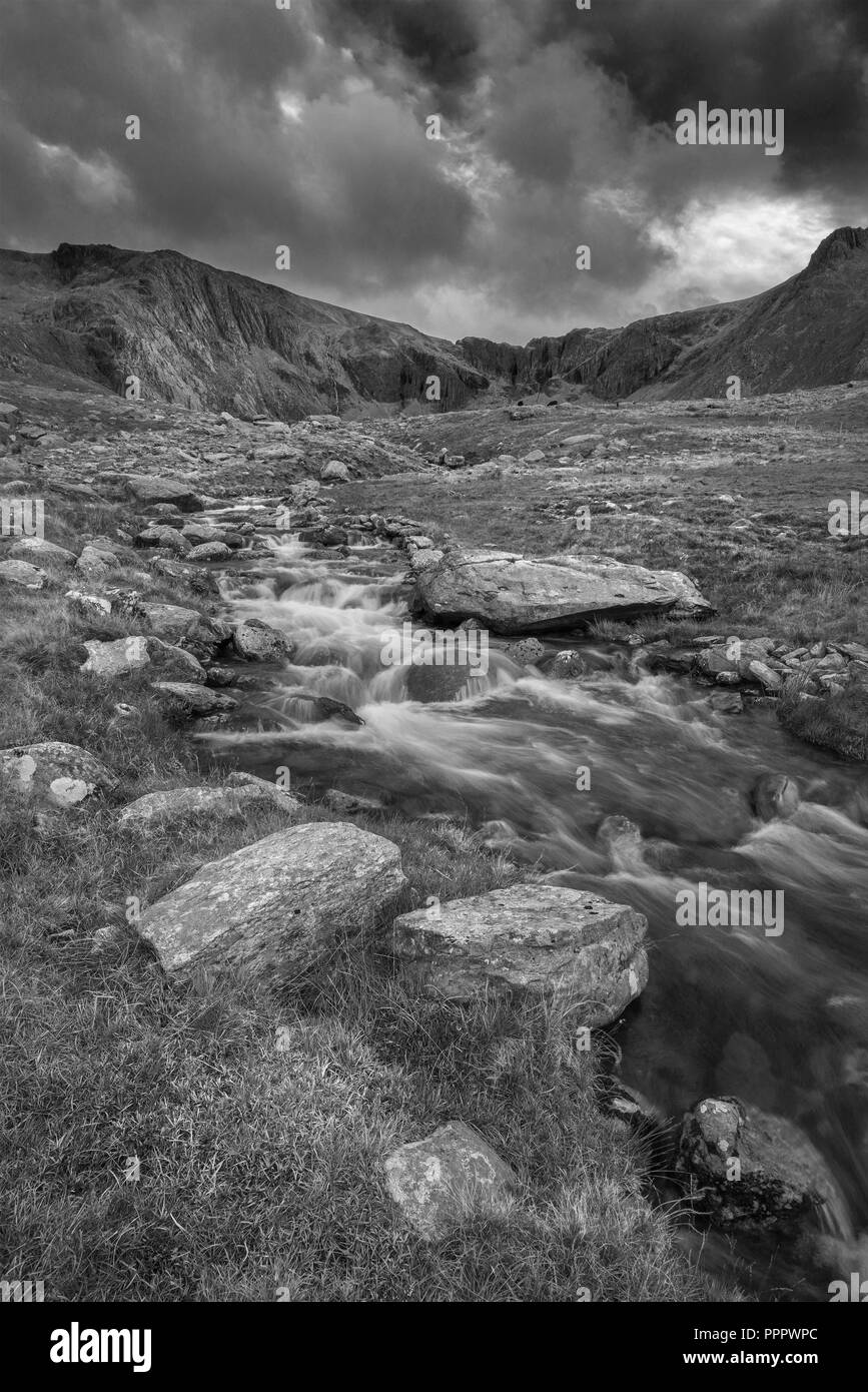Schwarze und weiße Landschaft Bild der Fluß fließt Bergkette in der Nähe von Llyn Ogwen und Llyn Idwal in Snowdonia im Herbst Stockfoto