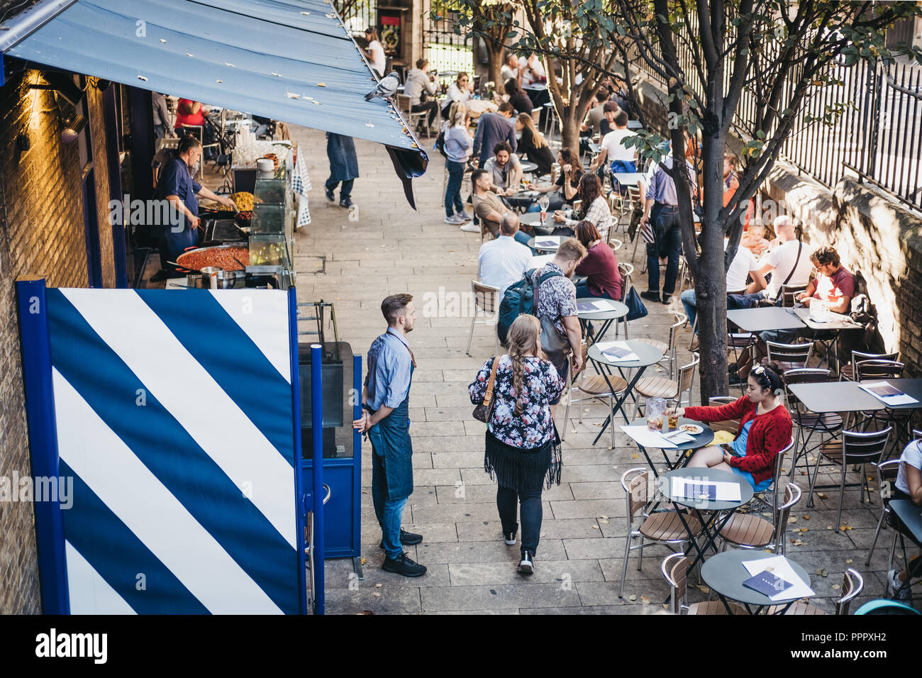 London, Großbritannien - 17 September, 2018: die Menschen an Tischen sitzen und an Marktständen in Borough Markt, eines der größten und ältesten Märkte Stockfoto