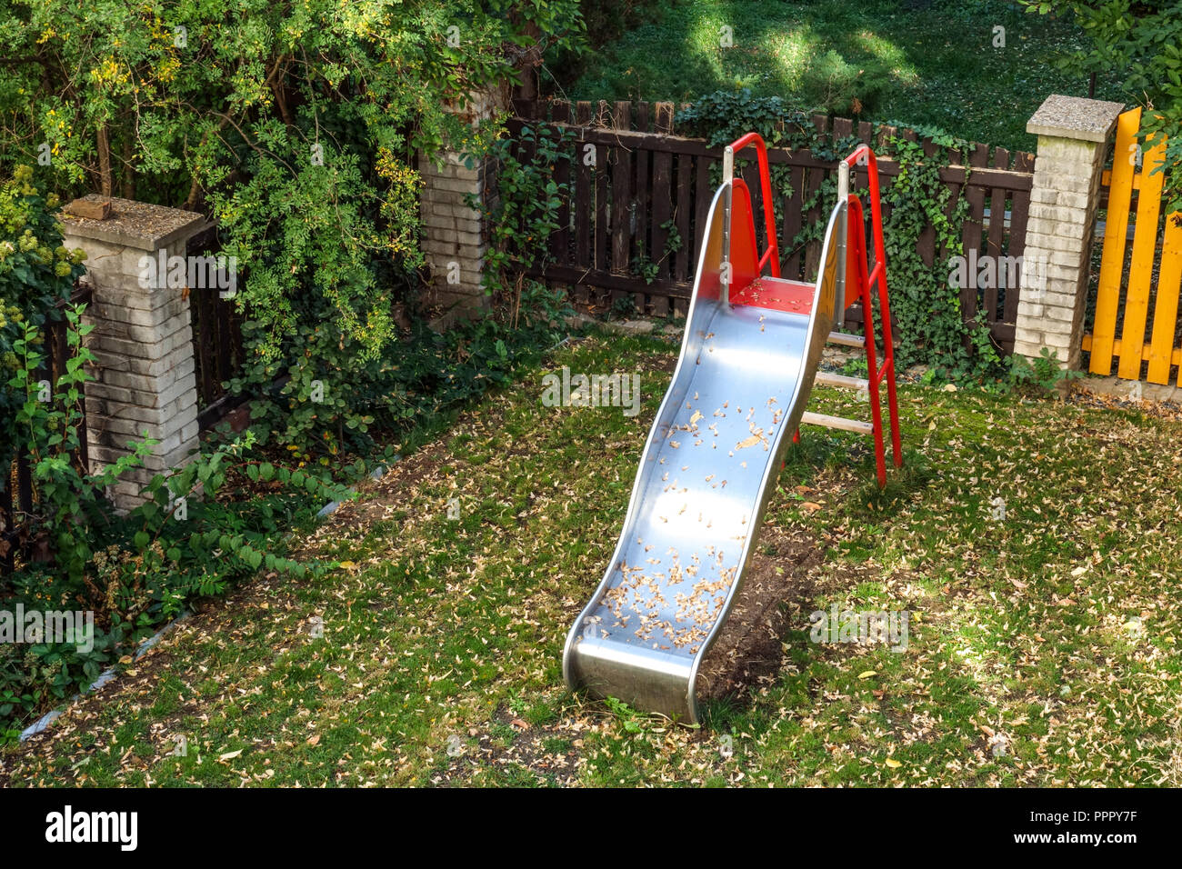 Kinder rutschen im Garten, Slide-Garten Stockfoto